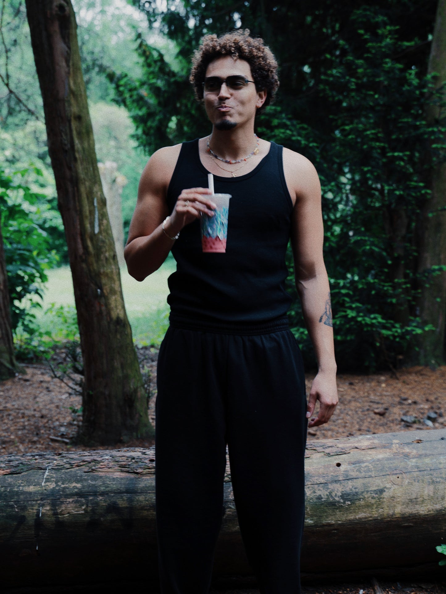 Oskar är 185 cm lång och bär storlek L. | svart