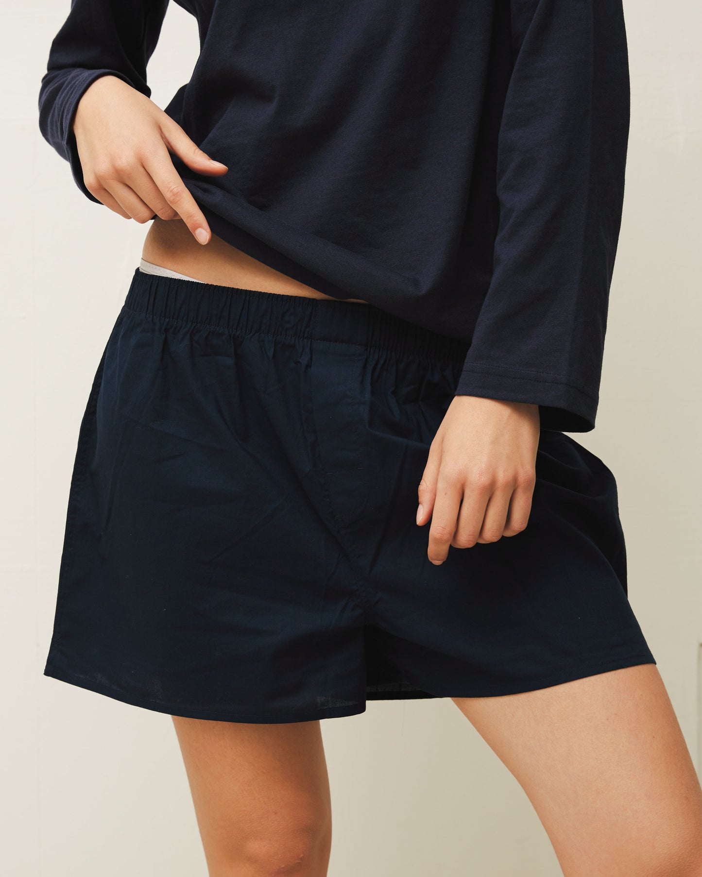 Laura är 180 cm lång och bär storlek M-L. | mörkblå