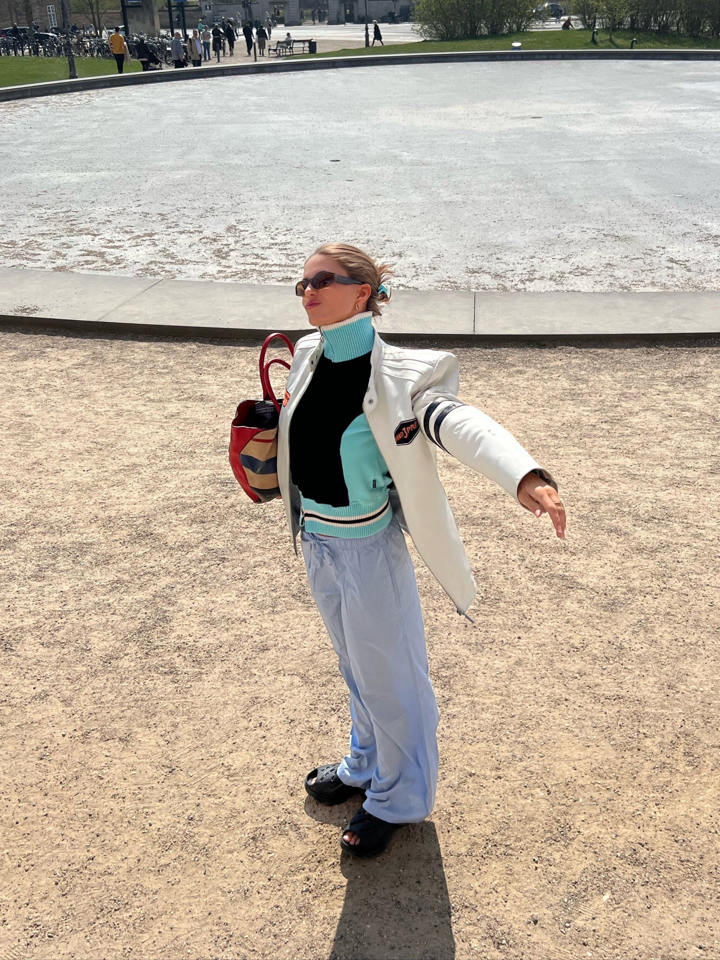 Marie är 178 cm lång och bär storlek M. | ljusblå