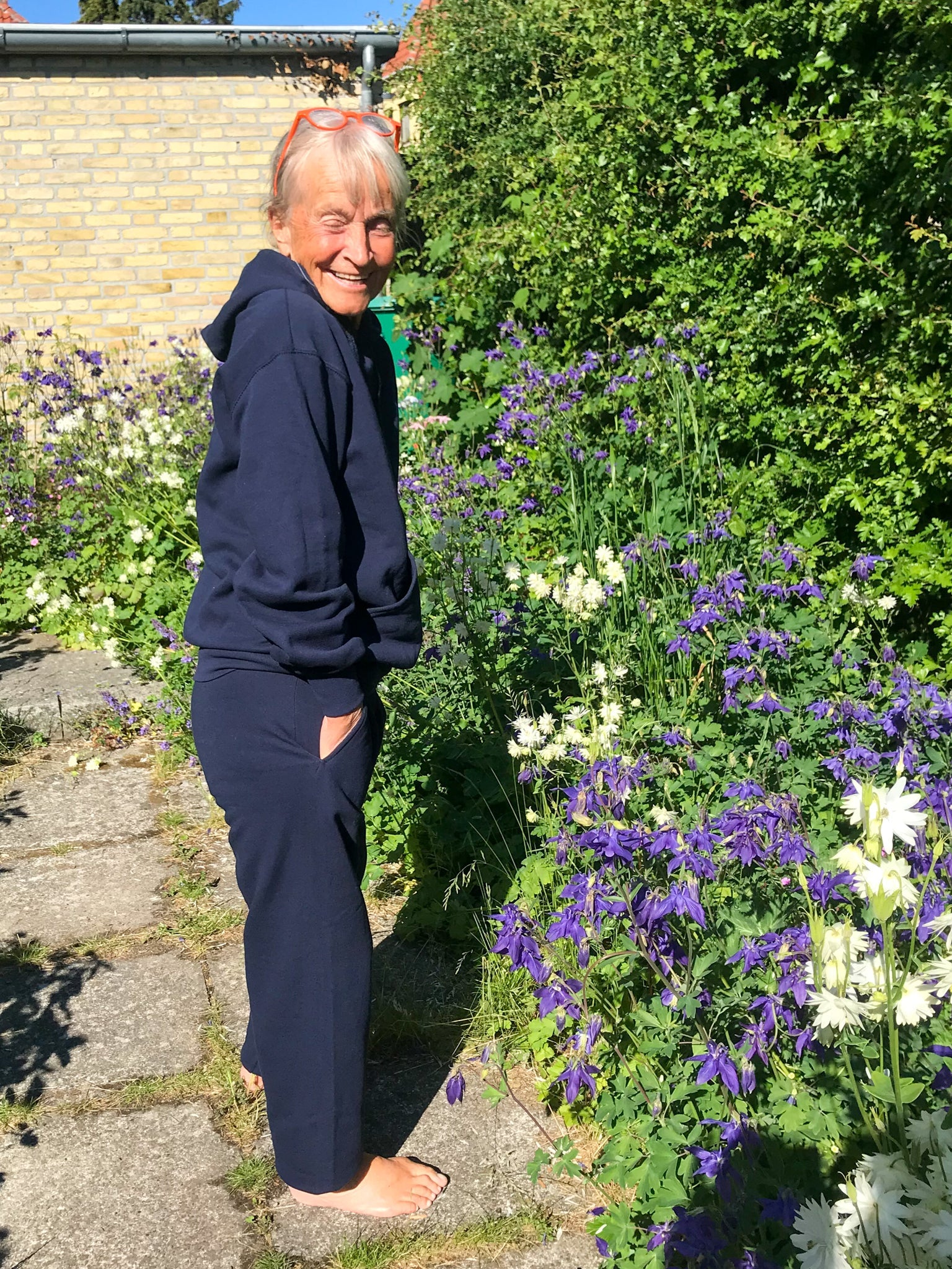 Bodil är 162 cm lång och bär storlek S. | mörkblå