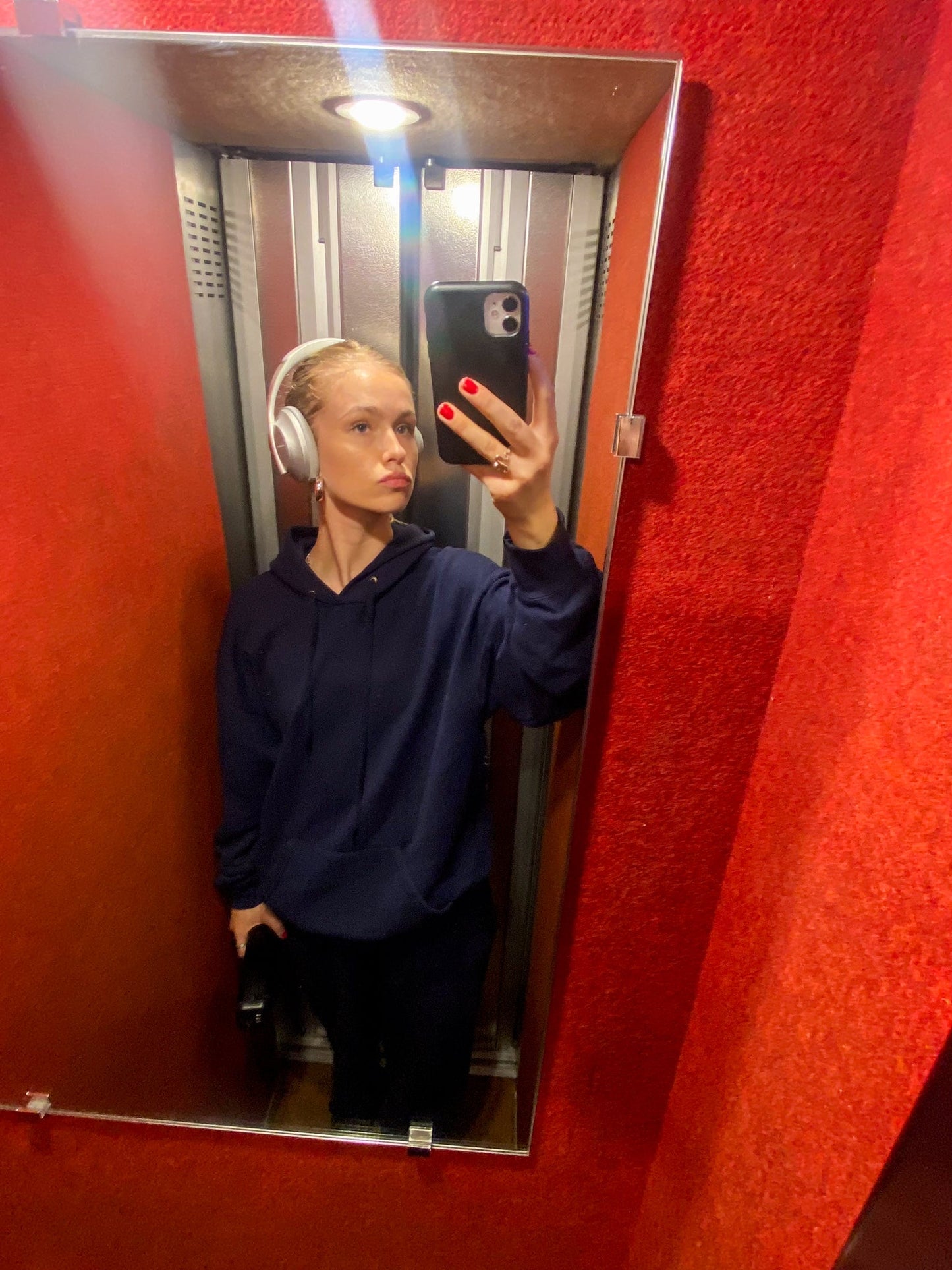 Line är 174 cm lång och bär storlek XL. | mörkblå