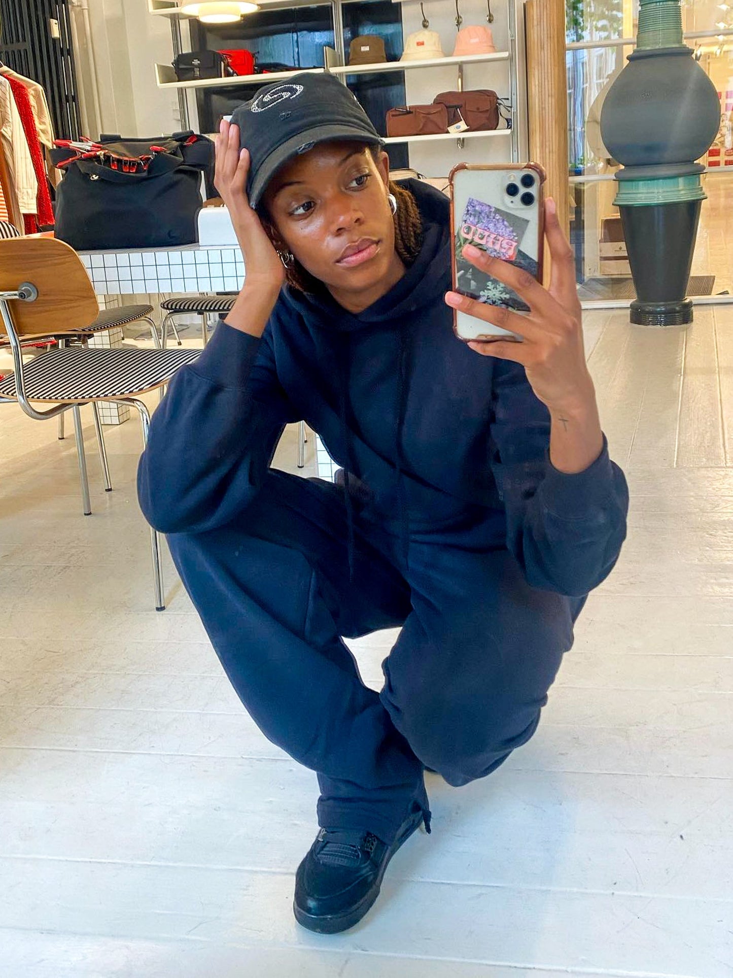 Jemimah är 174 cm lång och bär storlek L. | mörkblå