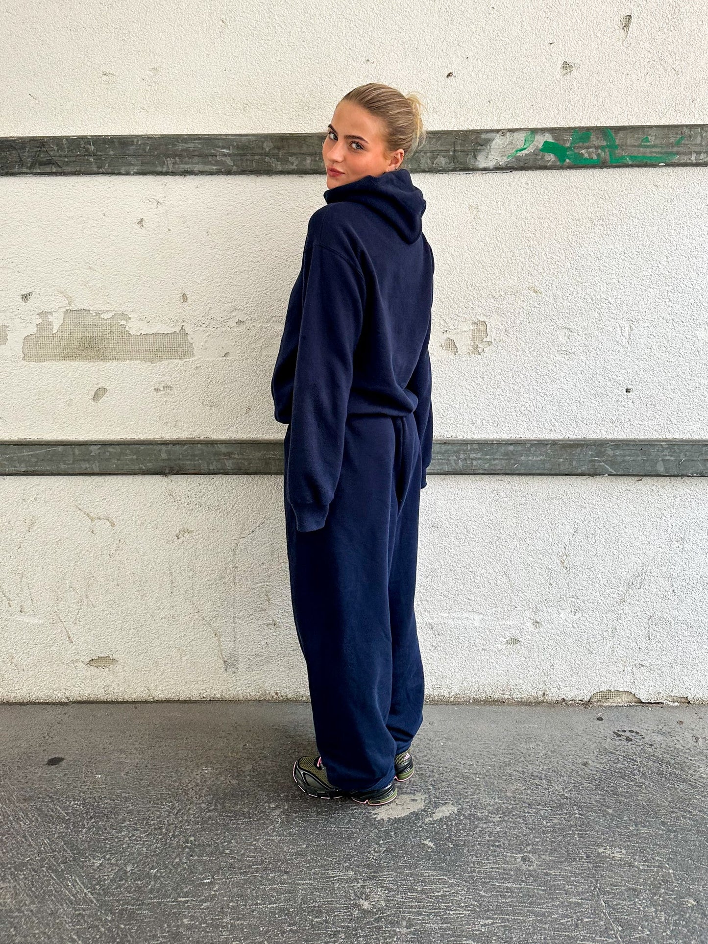 Erica är 163 cm lång och bär storlek M. | mörkblå