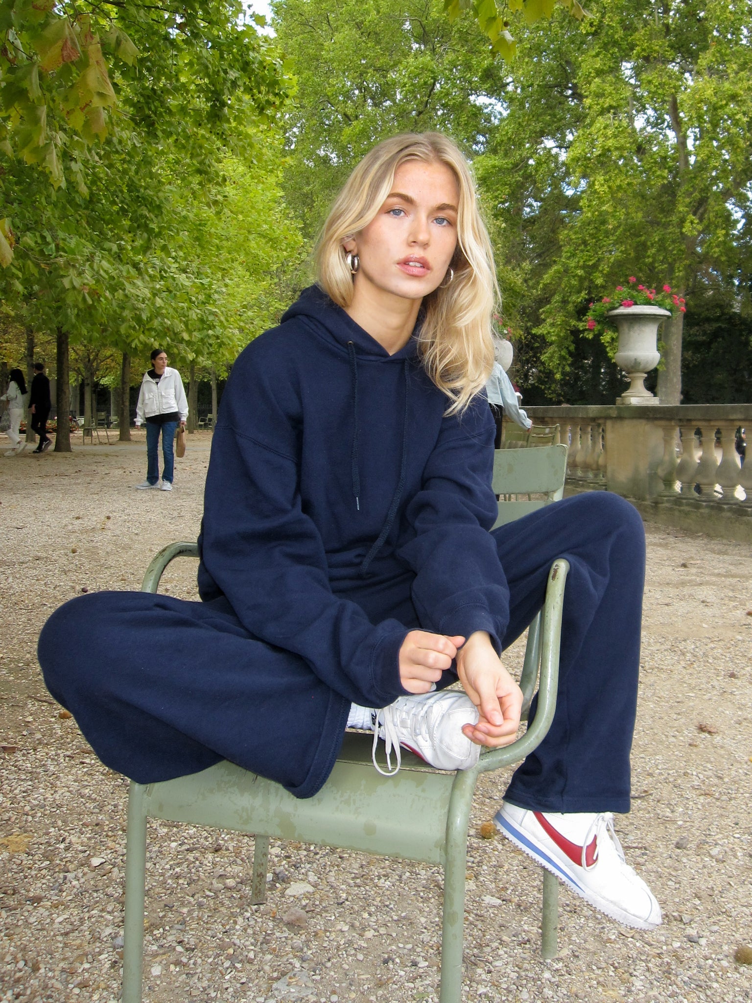 Line är 174 cm lång och bär storlek XL. | mörkblå