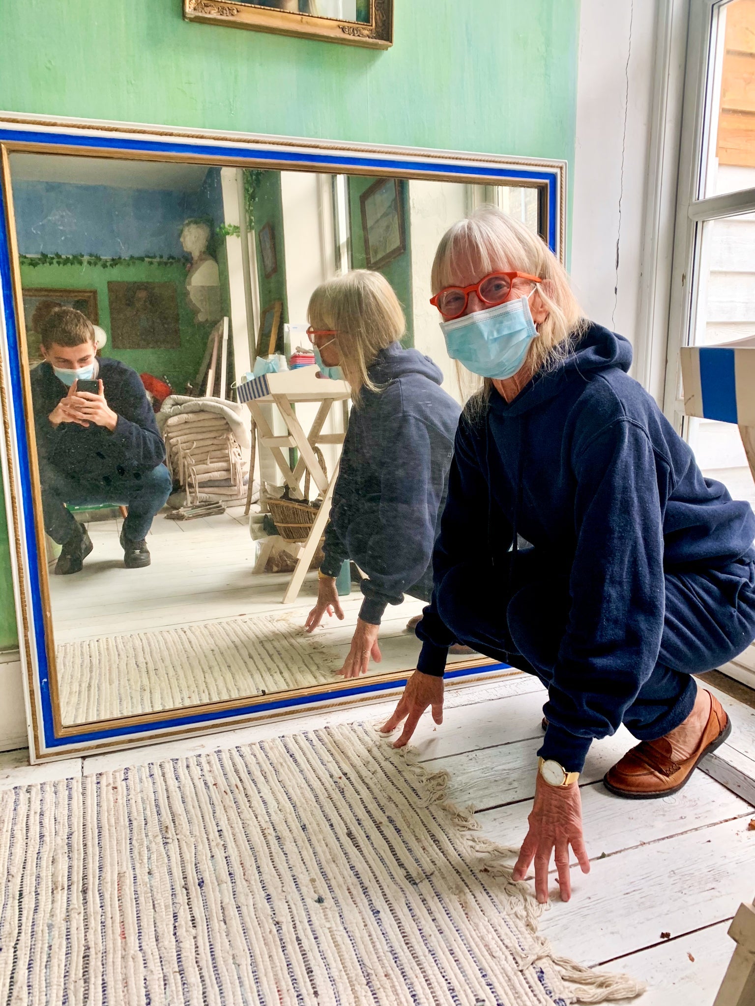 Bodil är 162 cm lång och bär storlek S. | mörkblå