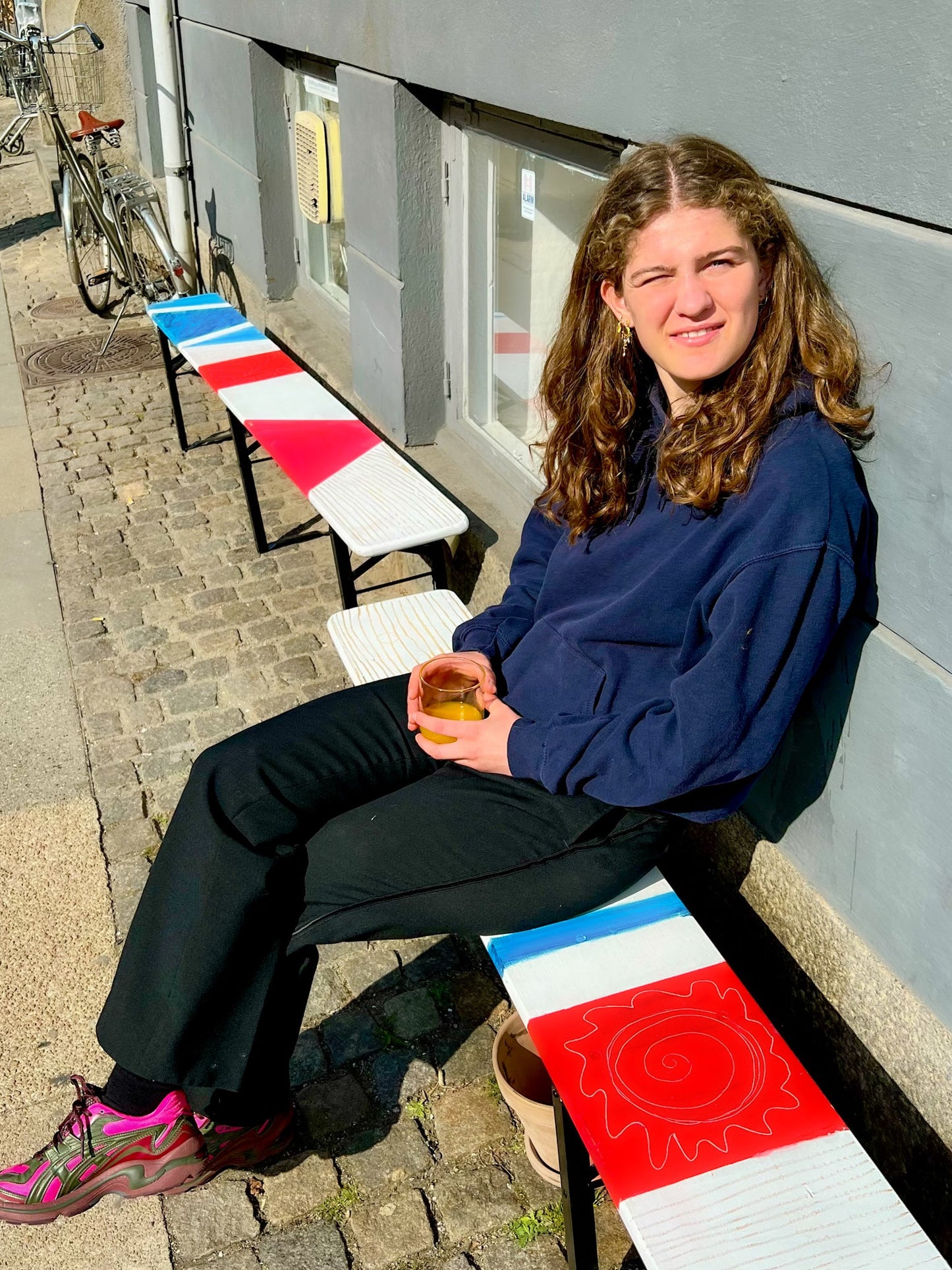 Viola är 170 cm lång och bär storlek M. | mörkblå