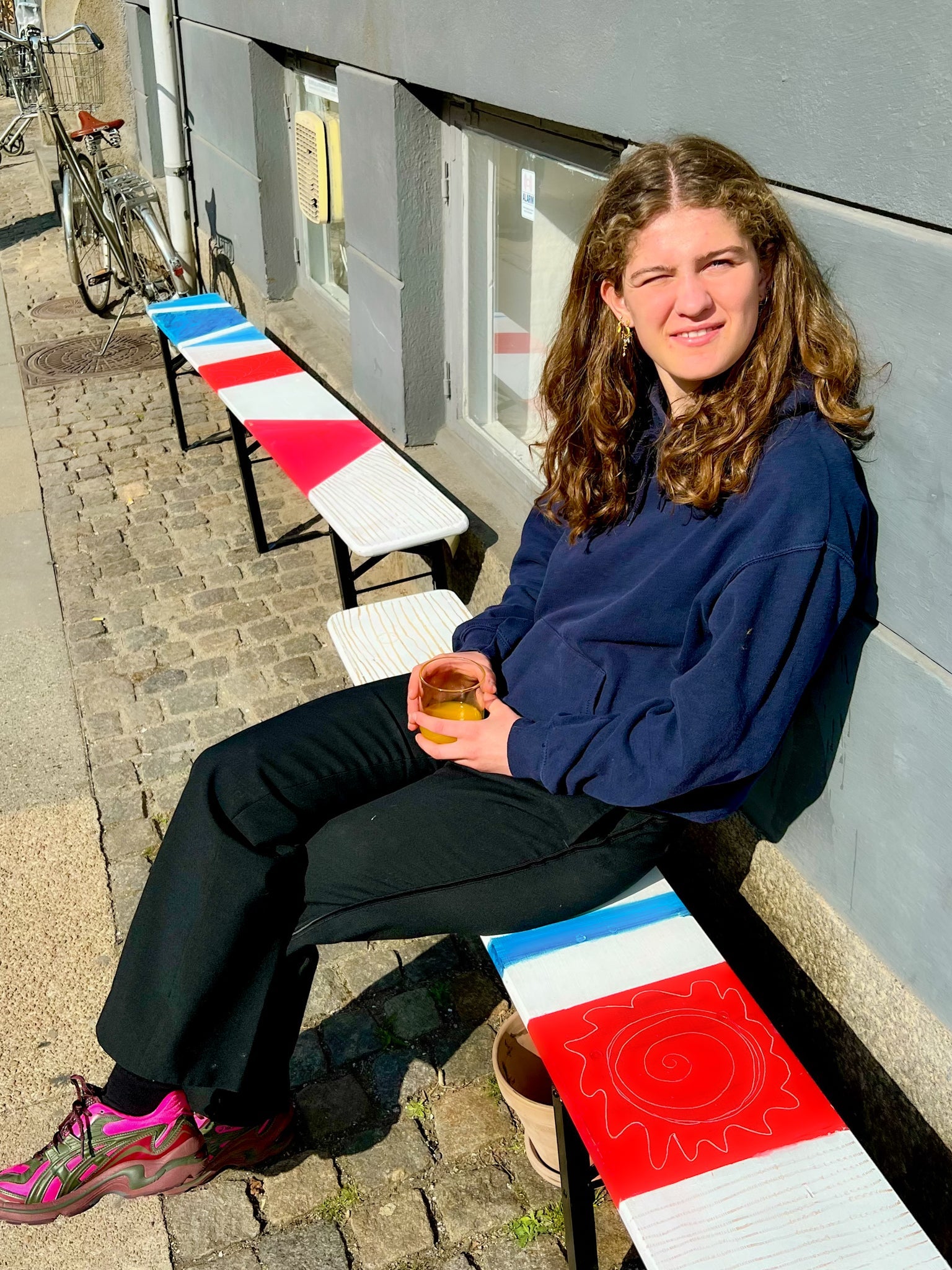 Viola är 170 cm lång och bär storlek M. | mörkblå