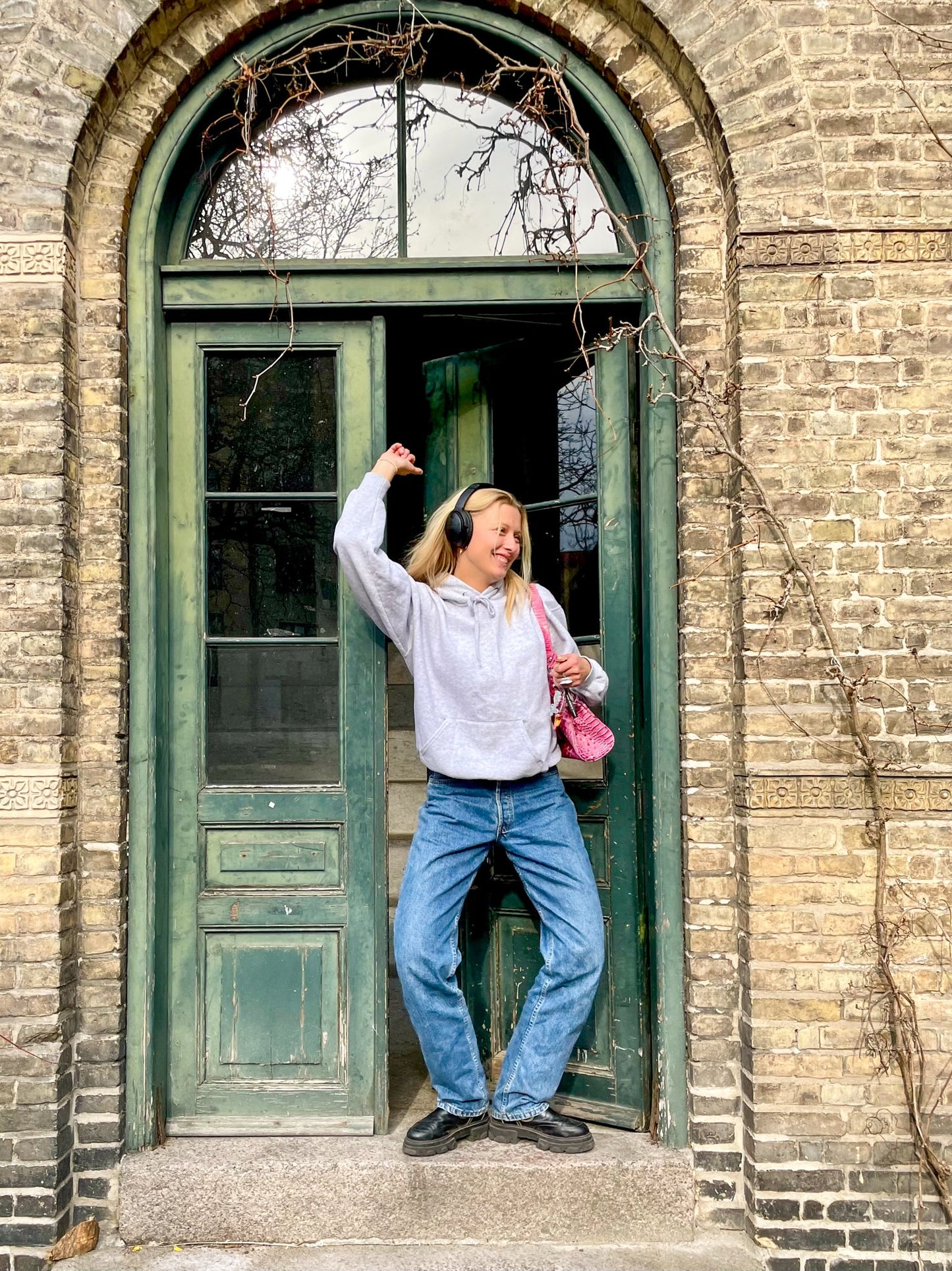 Astrid är 188 cm lång och bär storlek M. | grå