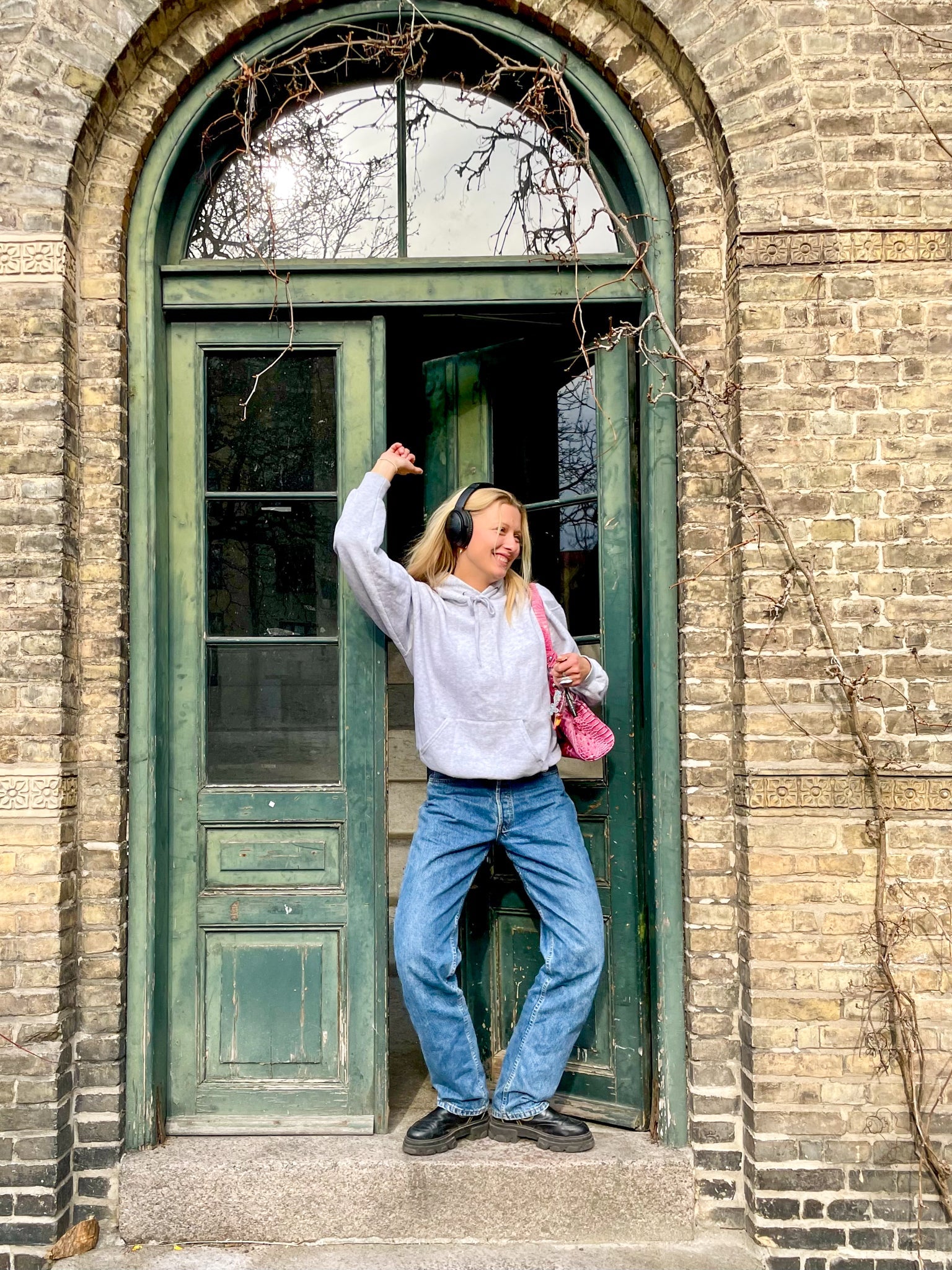 Astrid är 188 cm lång och bär storlek M. | grå