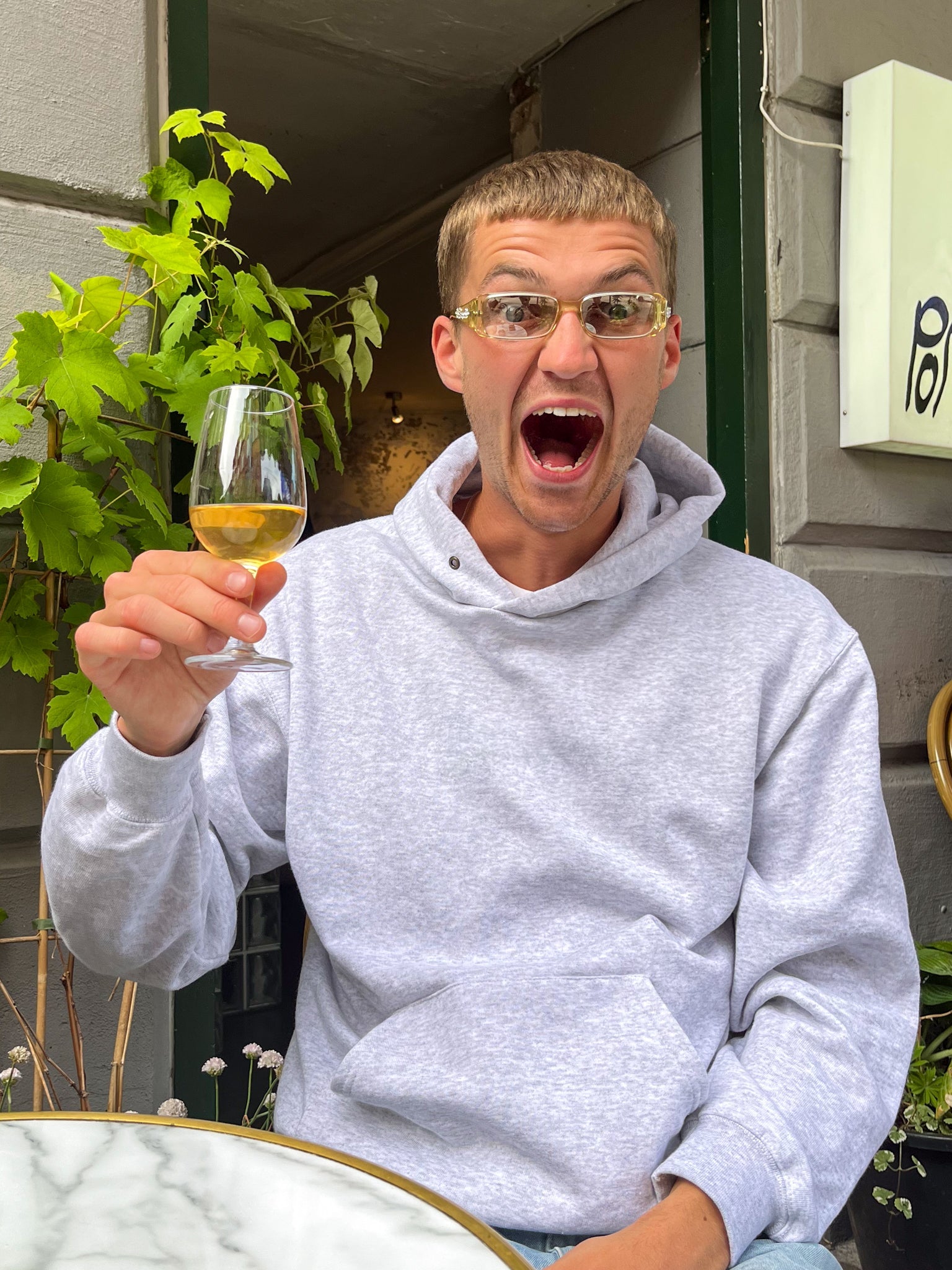 Viggo är 195 cm lång och bär storlek L 😳 | grå