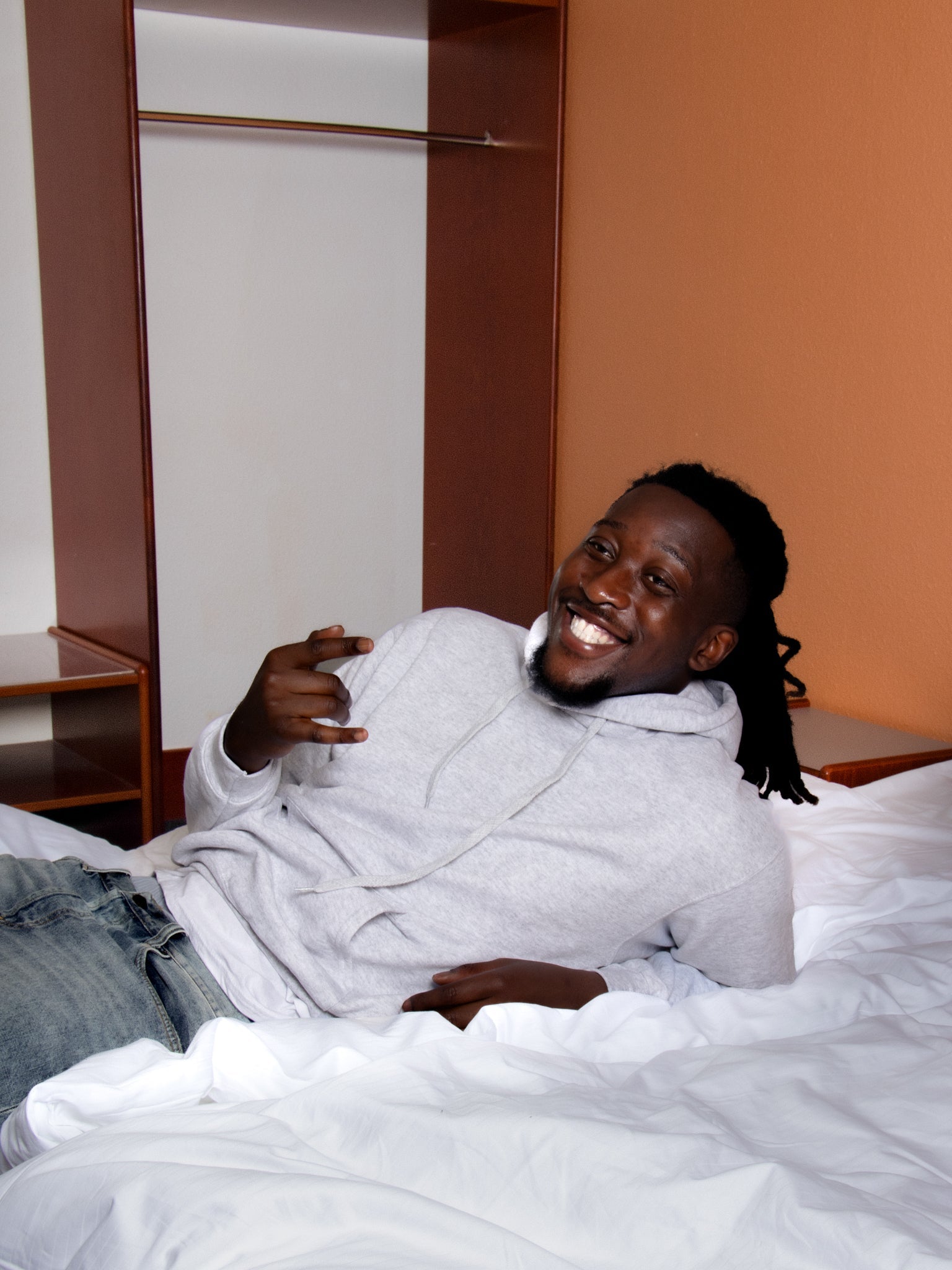 Maxwell är 190 cm lång och bär storlek L. | grå