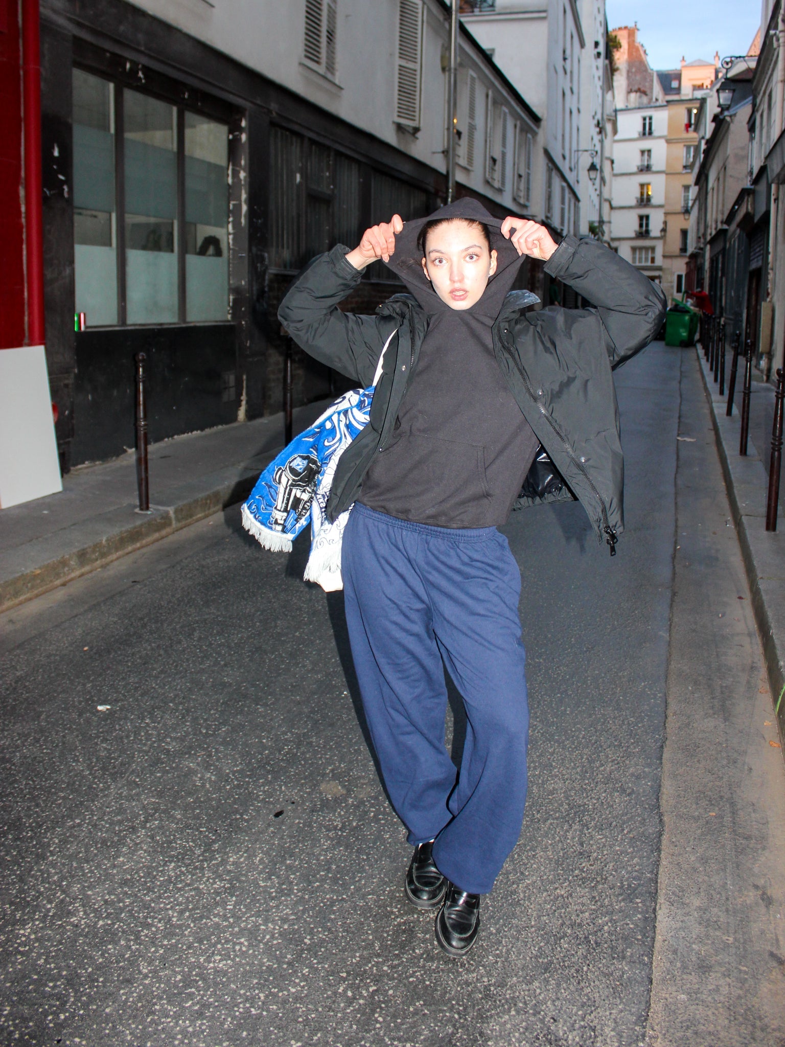 Sabina är 170 cm lång och bär storlek XS. | svart