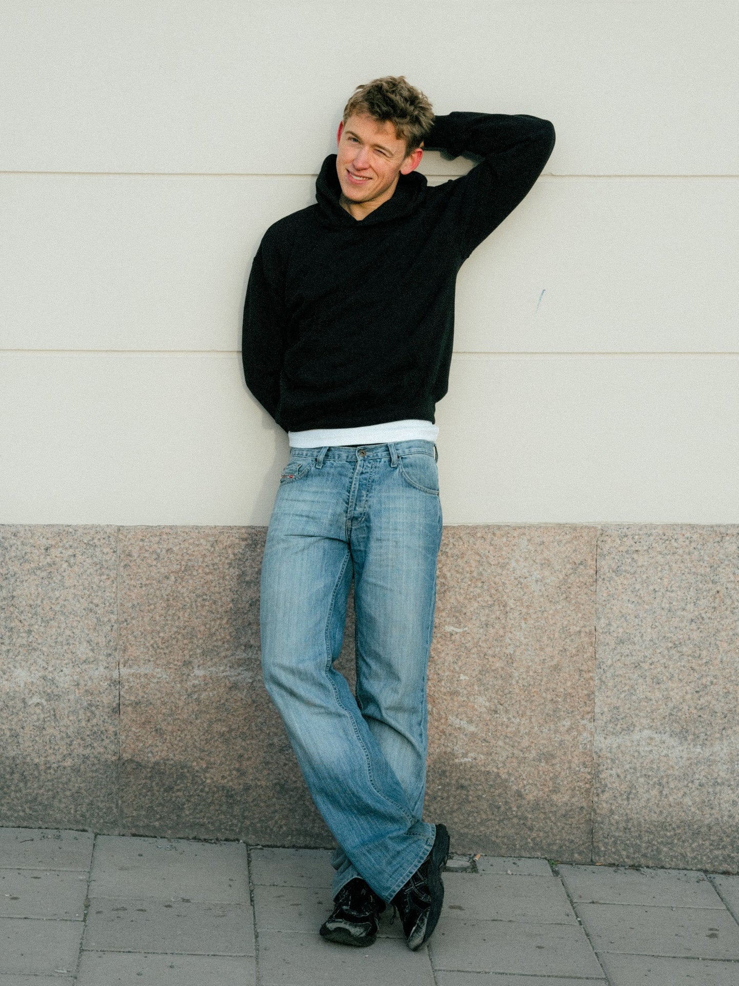 Peter är 188 cm lång och bär storlek L. | svart