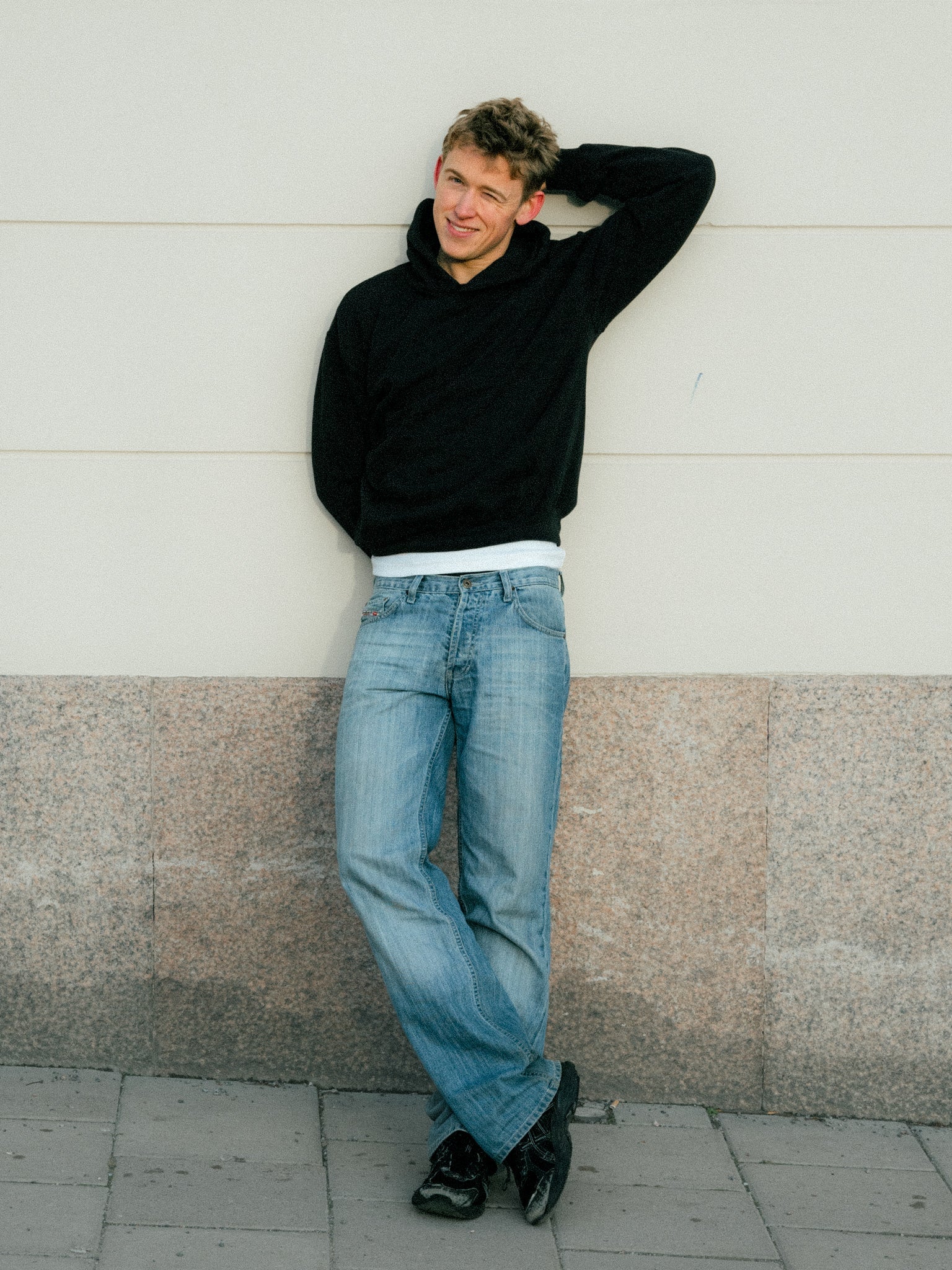 Peter är 188 cm lång och bär storlek L. | svart