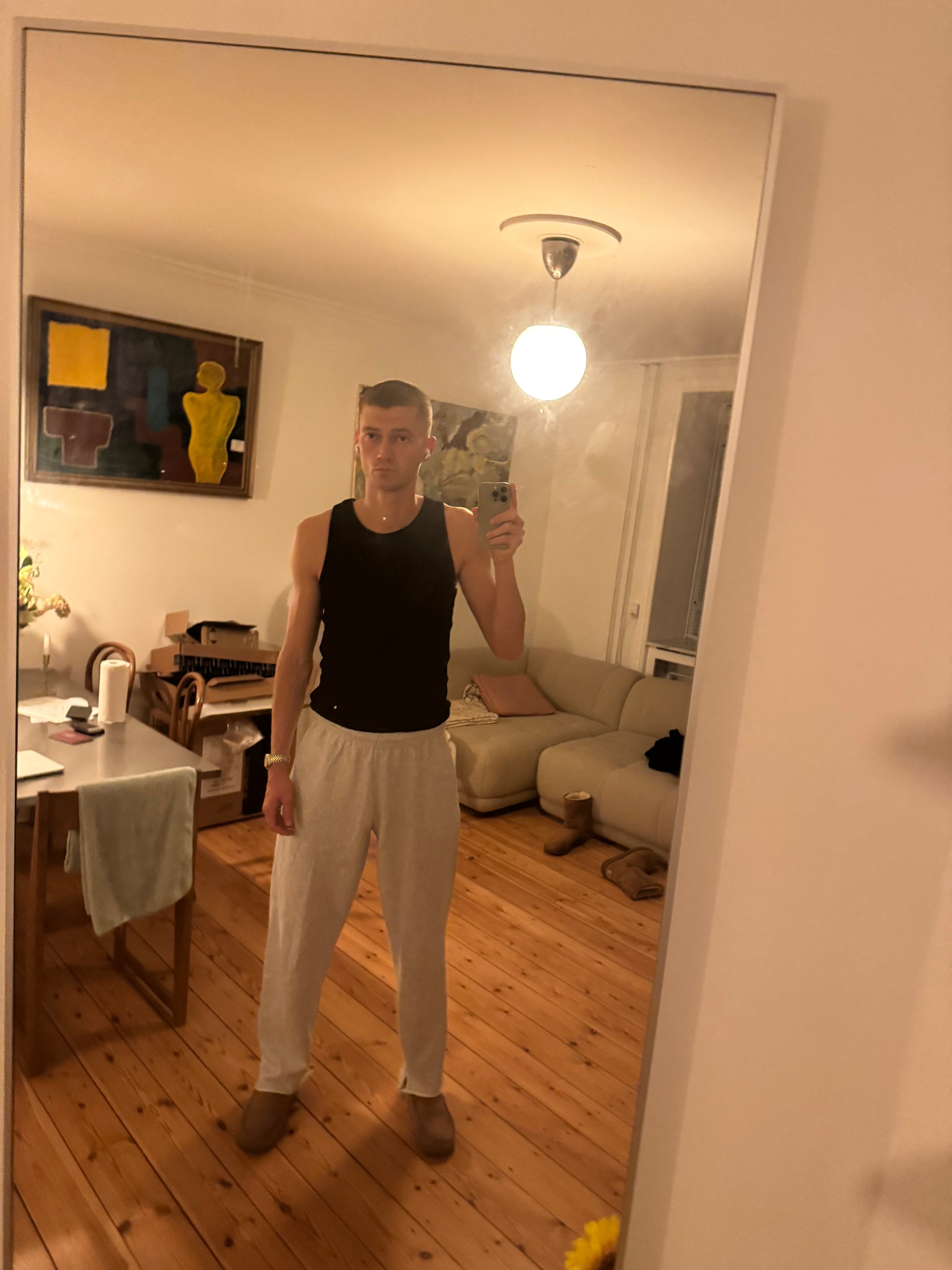 Viggo är 195 cm lång och använder storlek L. 