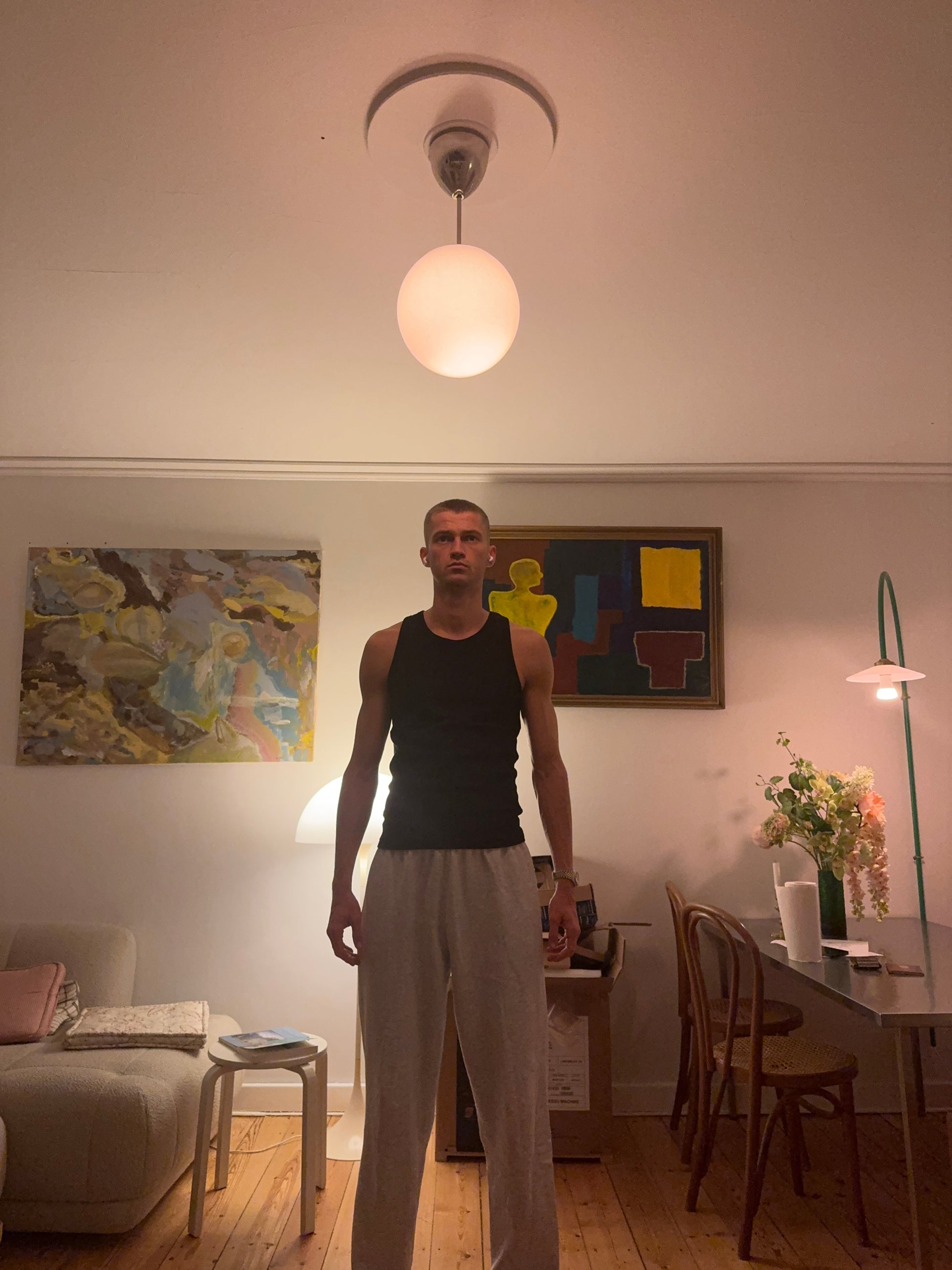 Viggo är 195 cm lång och använder storlek L. 