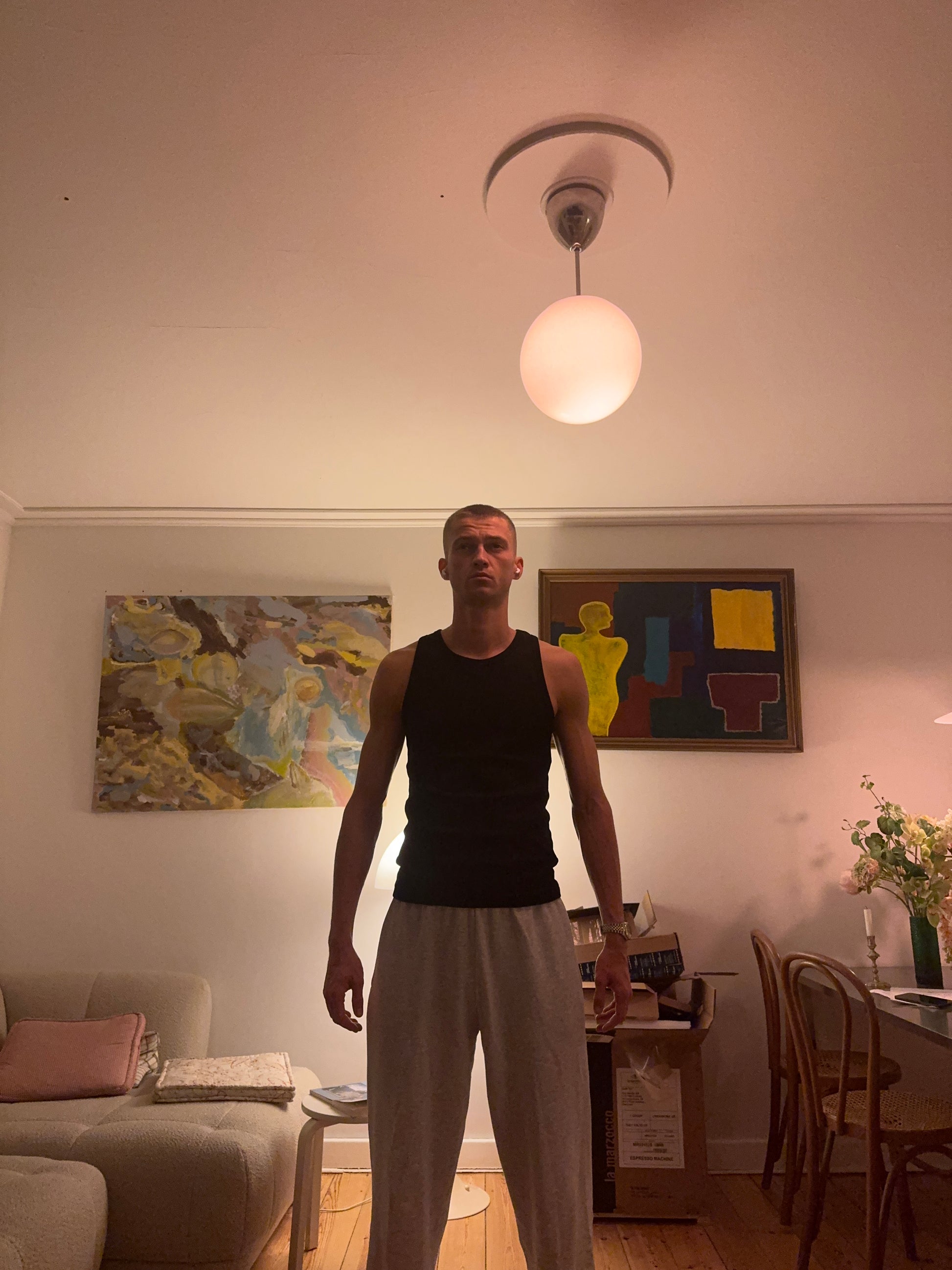 Viggo är 195 cm lång och använder storlek L. 