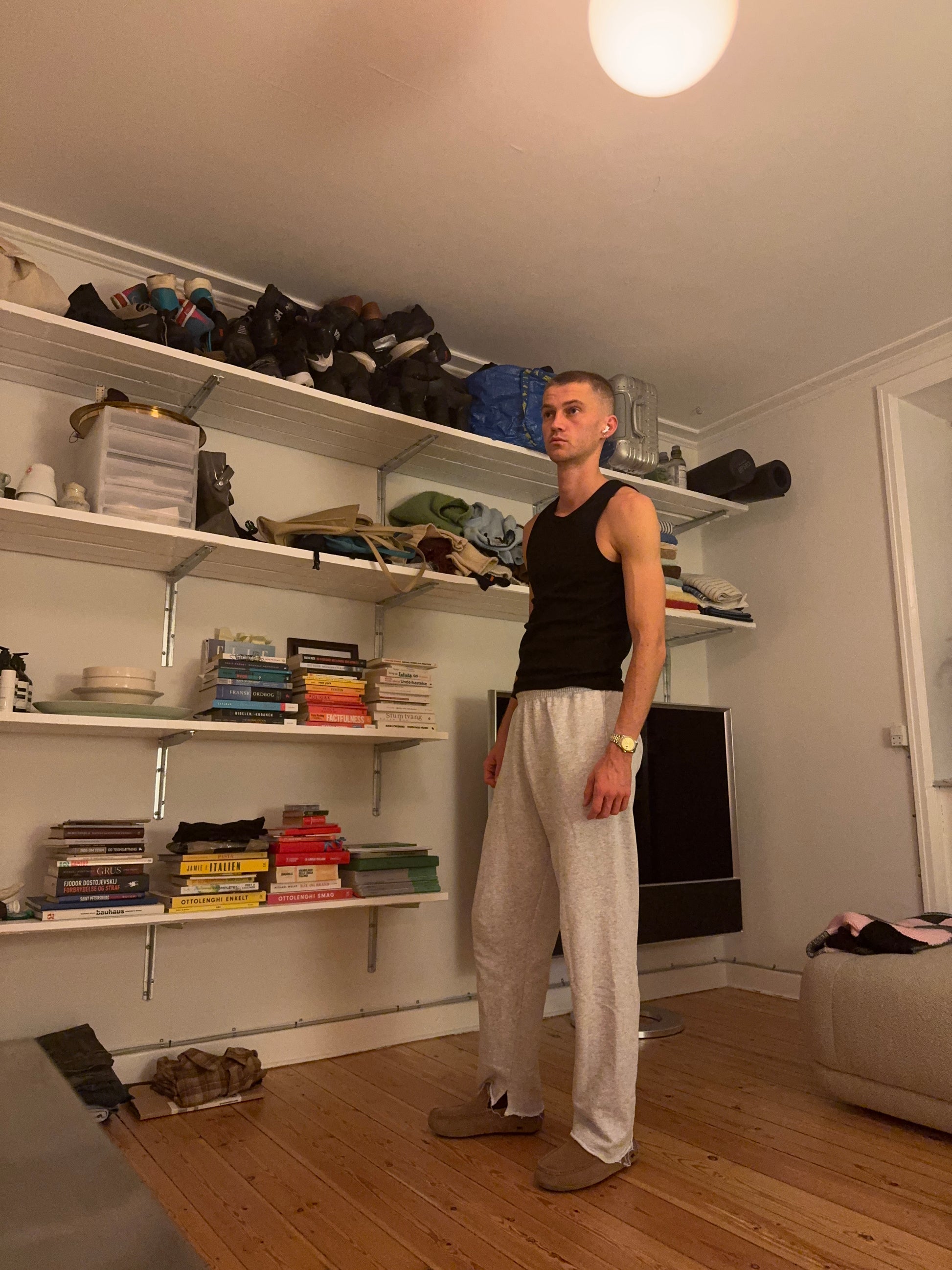 Viggo är 195 cm lång och använder storlek L. 