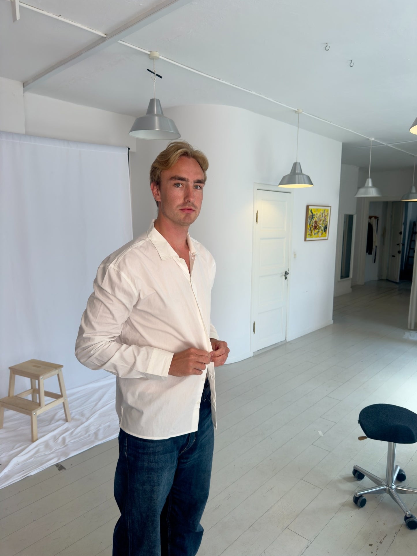 Felix är 193 cm lång och bär storlek XL. | vit