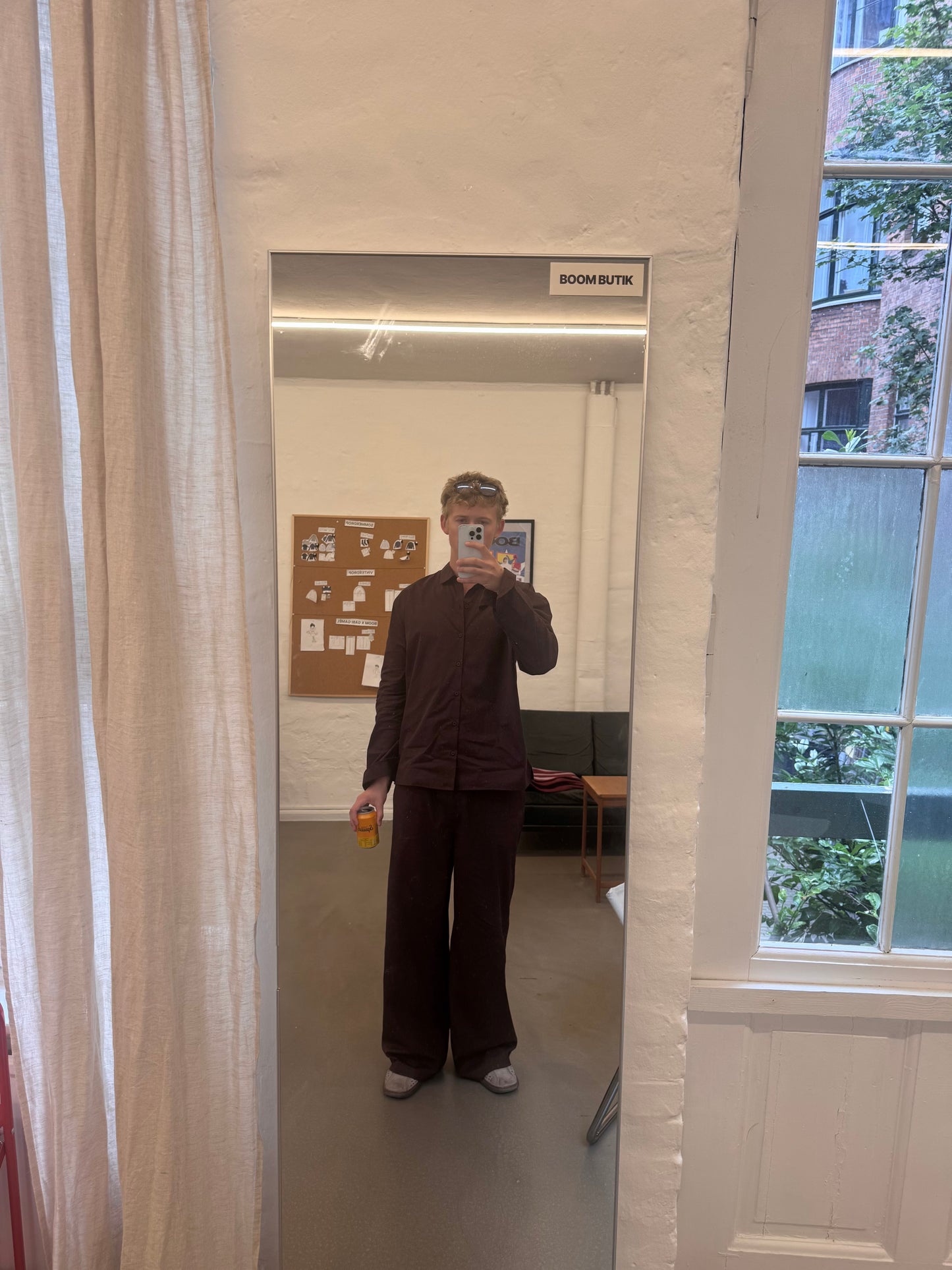 Peter är 188 cm lång och bär storlek L. | mörkbrun