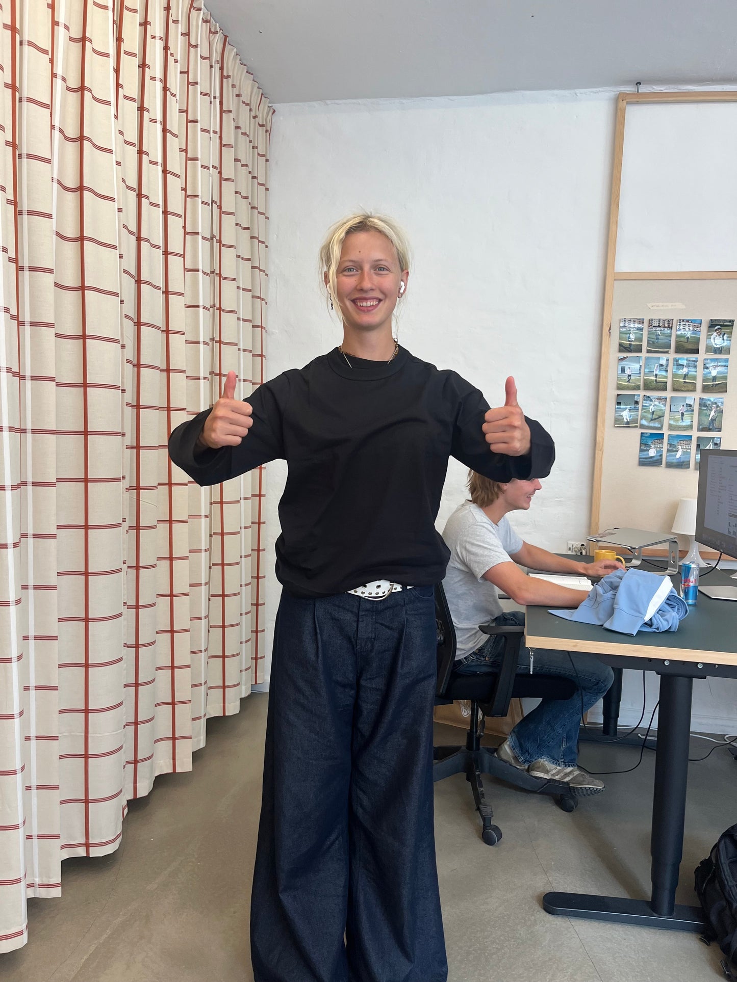 Astrid är 178 cm lång och bär storlek M. | svart