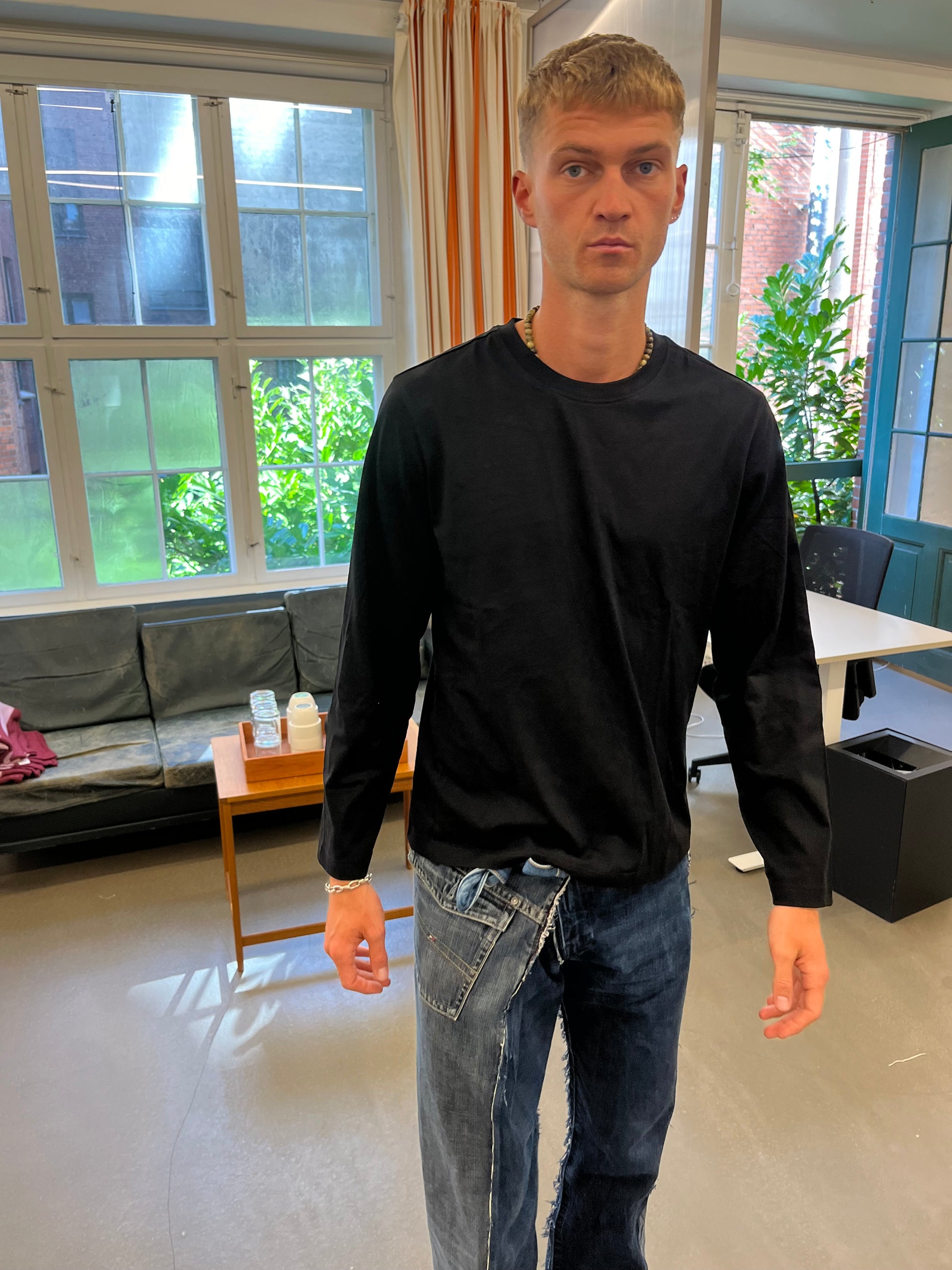 Viggo är 195 cm lång och använder storlek L.