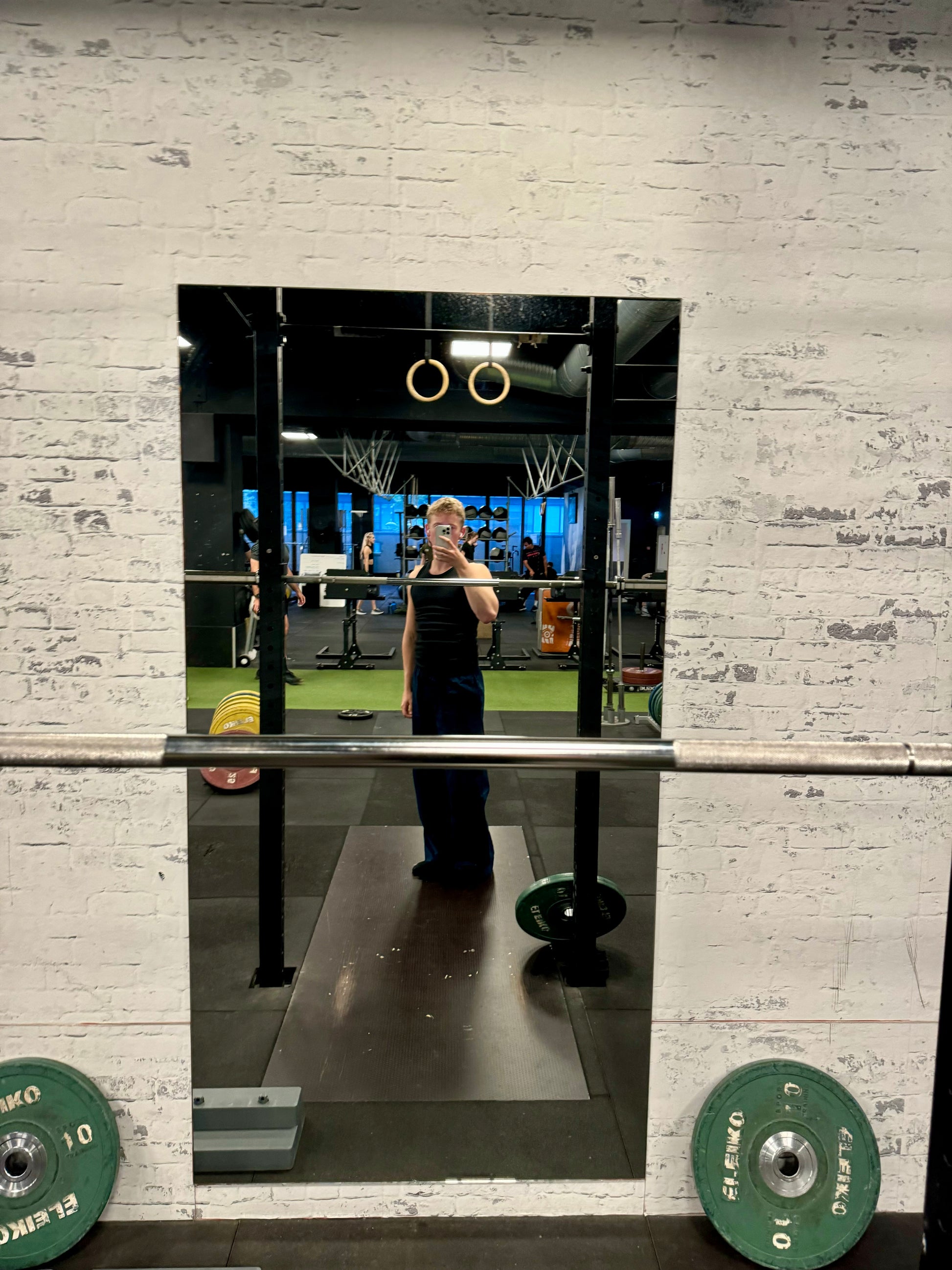 Peter är 188 cm lång och använder storlek L. 