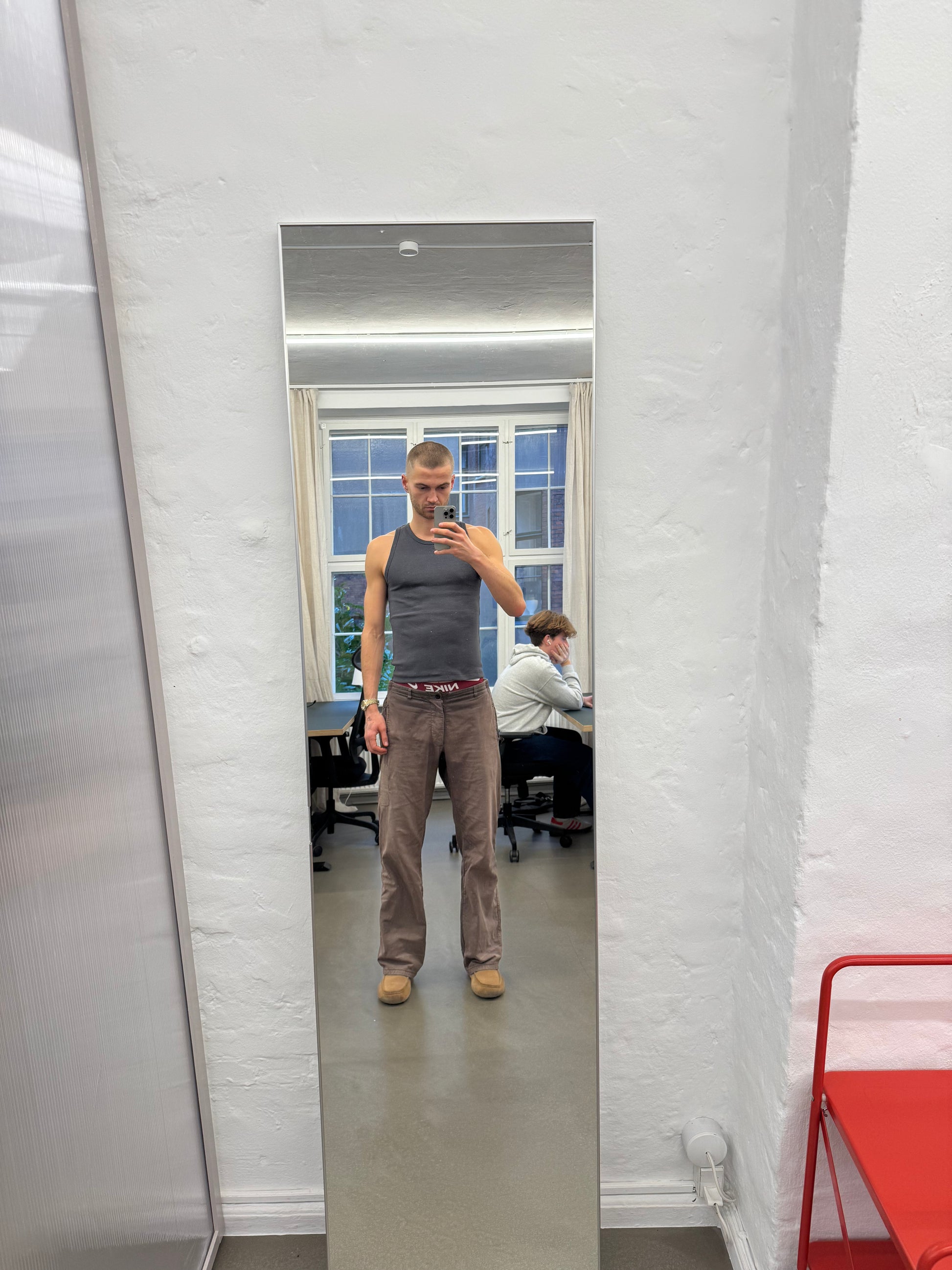 Viggo är 195 cm lång och använder storlek L. 