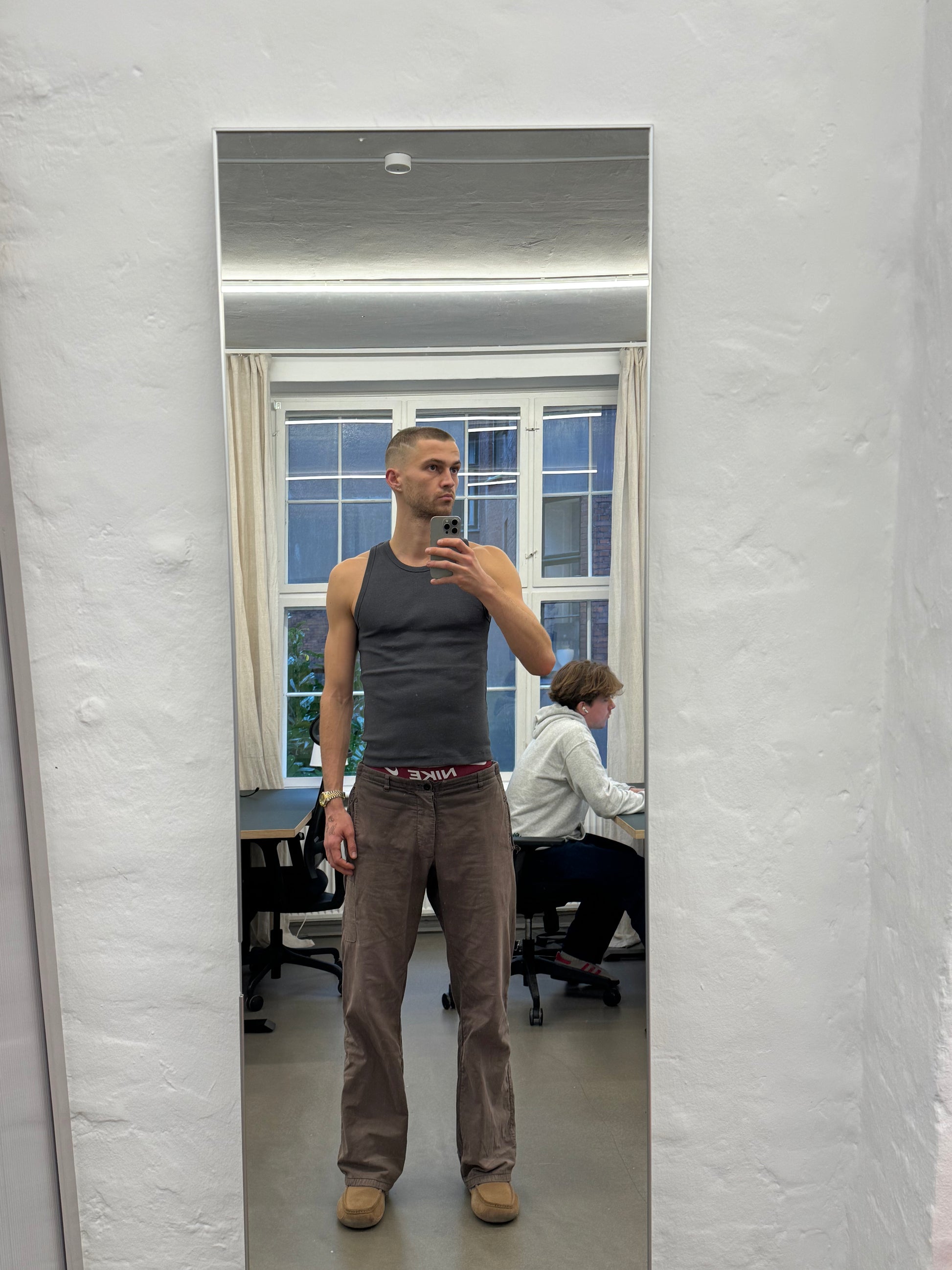 Viggo är 195 cm lång och använder storlek L. 