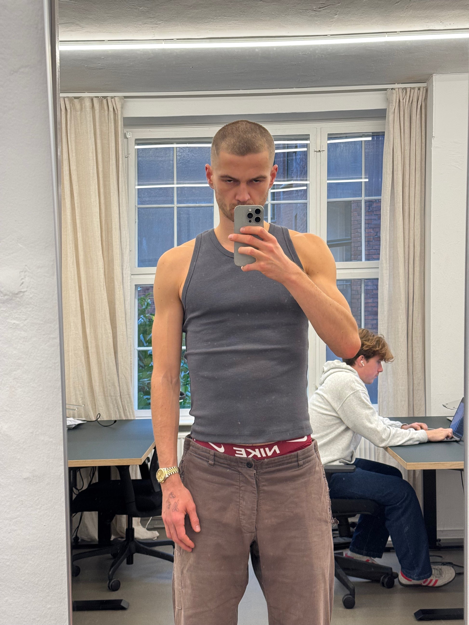 Viggo är 195 cm lång och använder storlek L. 