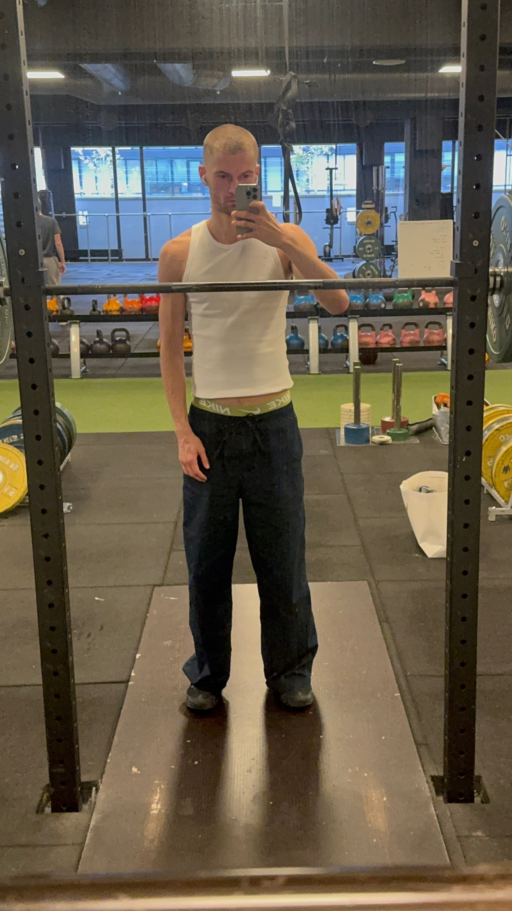 Viggo är 195 cm lång och använder storlek L. 