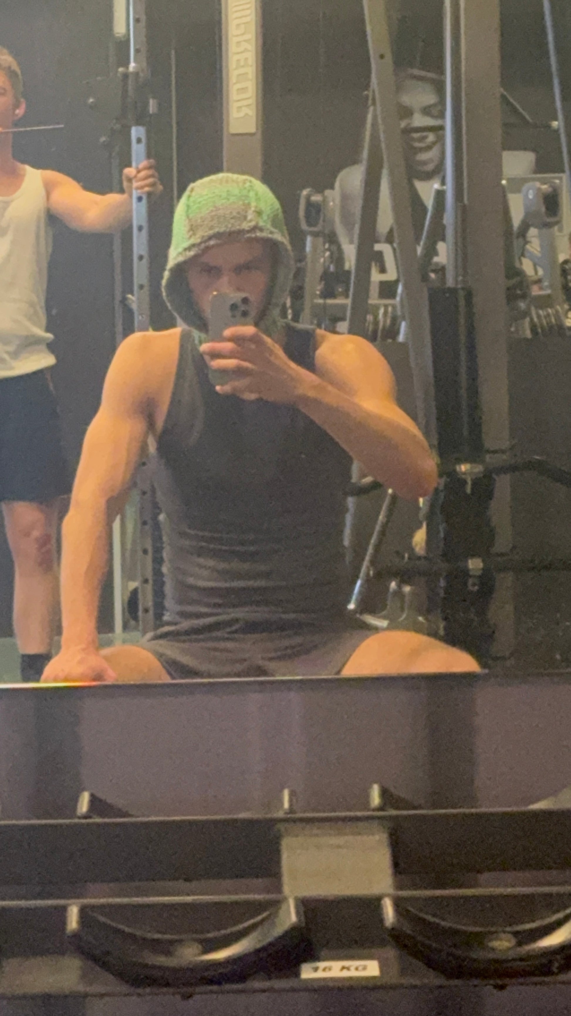 Viggo är 195 cm lång och använder storlek L. 