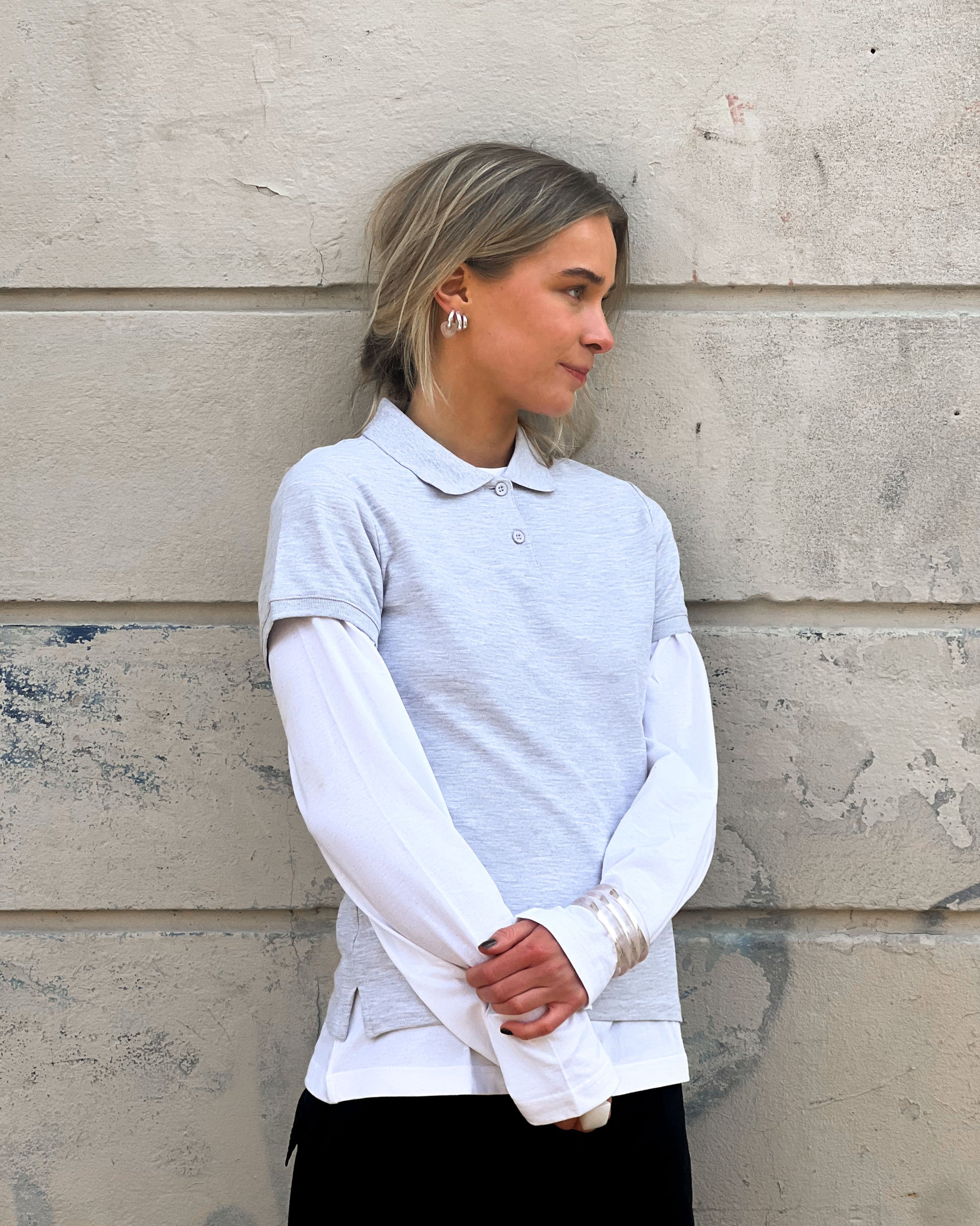 Safina är 165 cm lång och bär storlek S. | grå