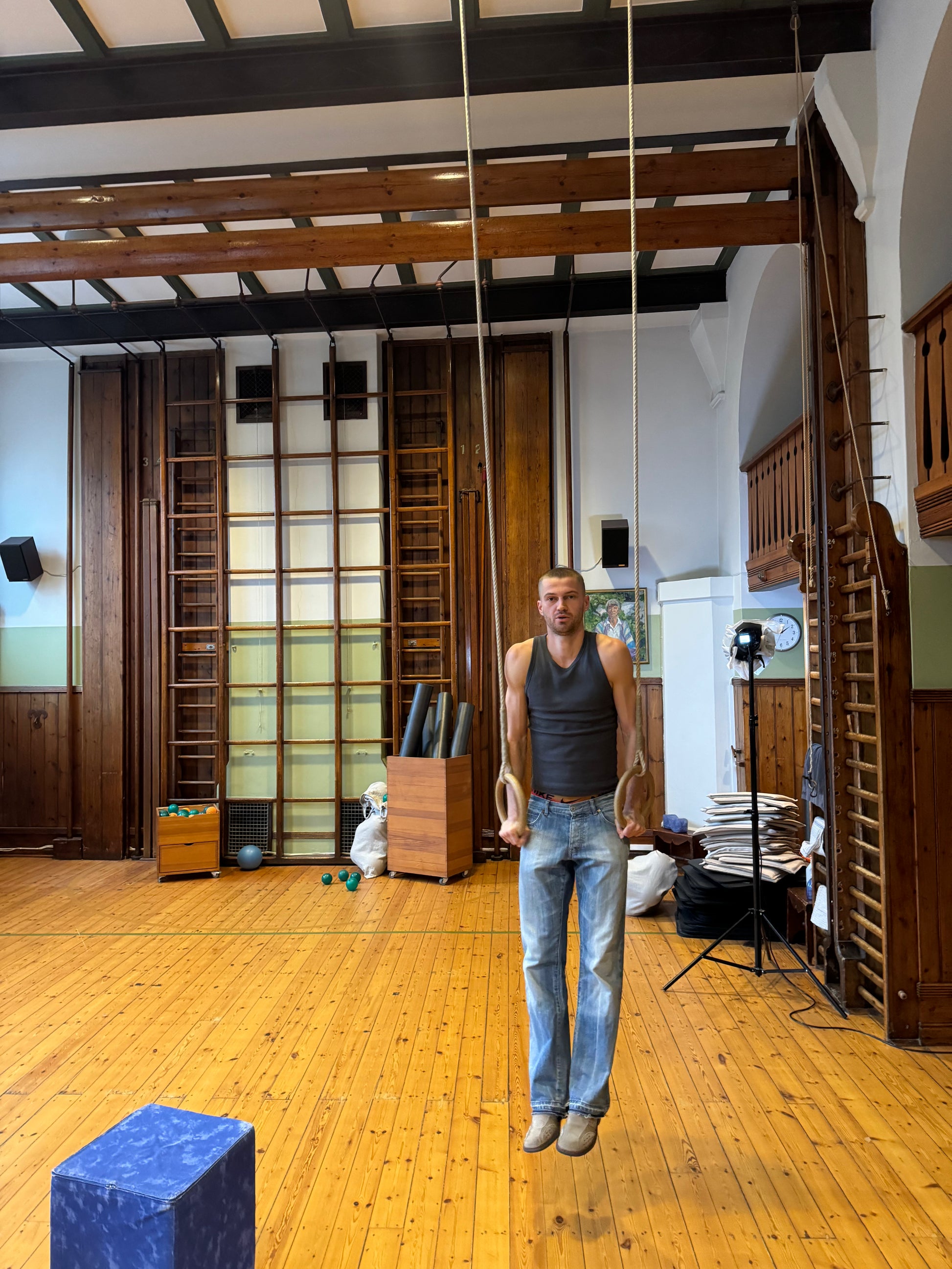 Viggo är 195 cm lång och använder storlek L. 