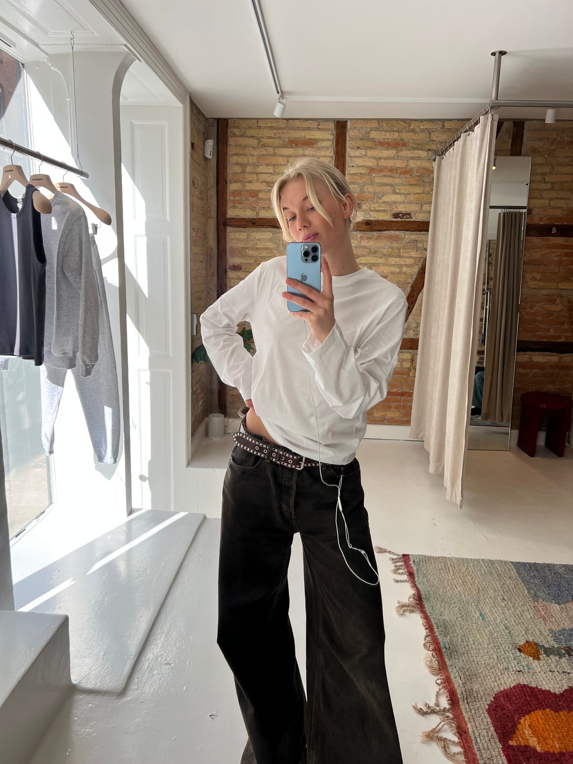 Sofie är 172 cm lång och bär storlek M. | vit