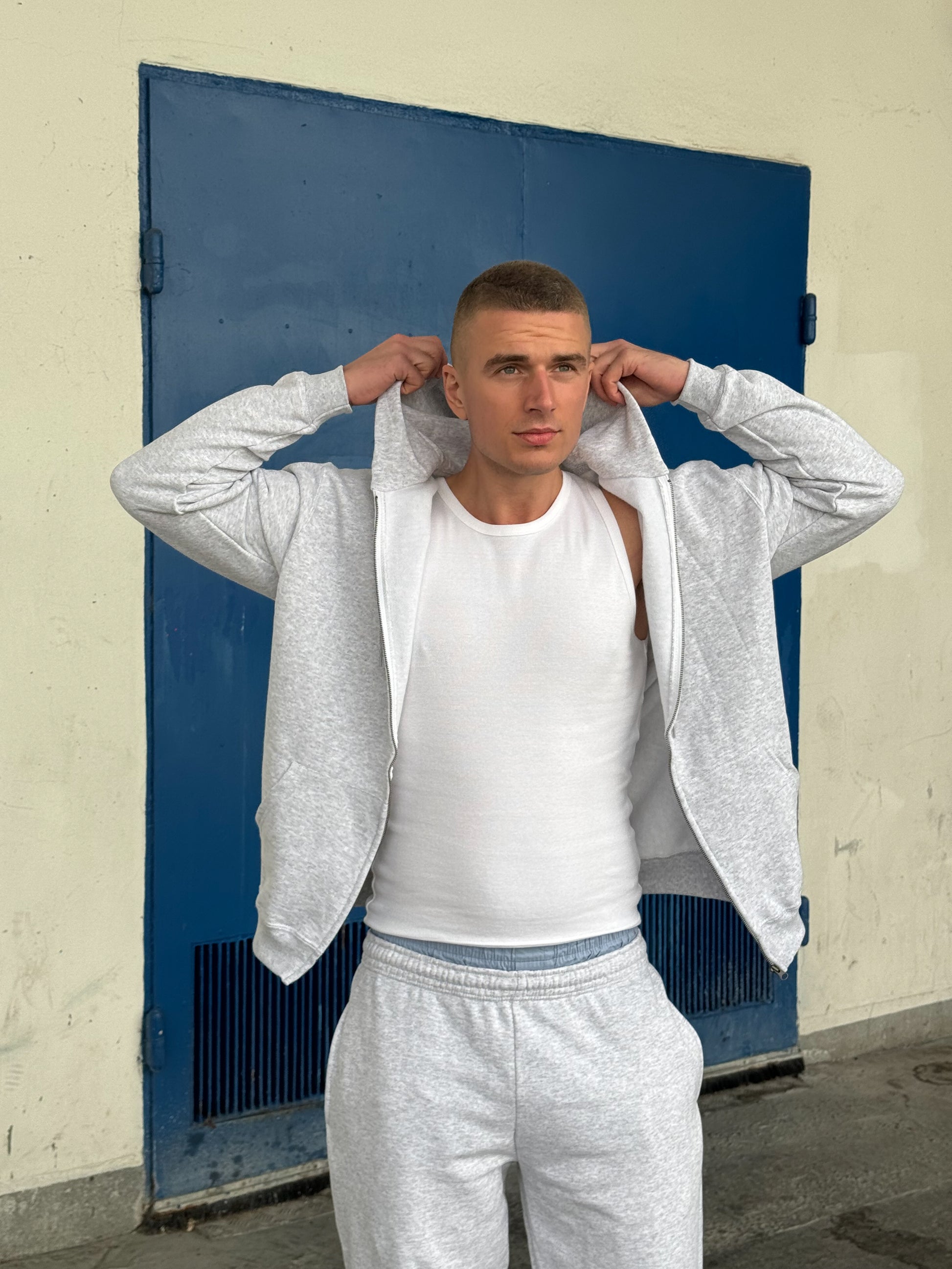 Victor är 195 cm lång och använder storlek L. 