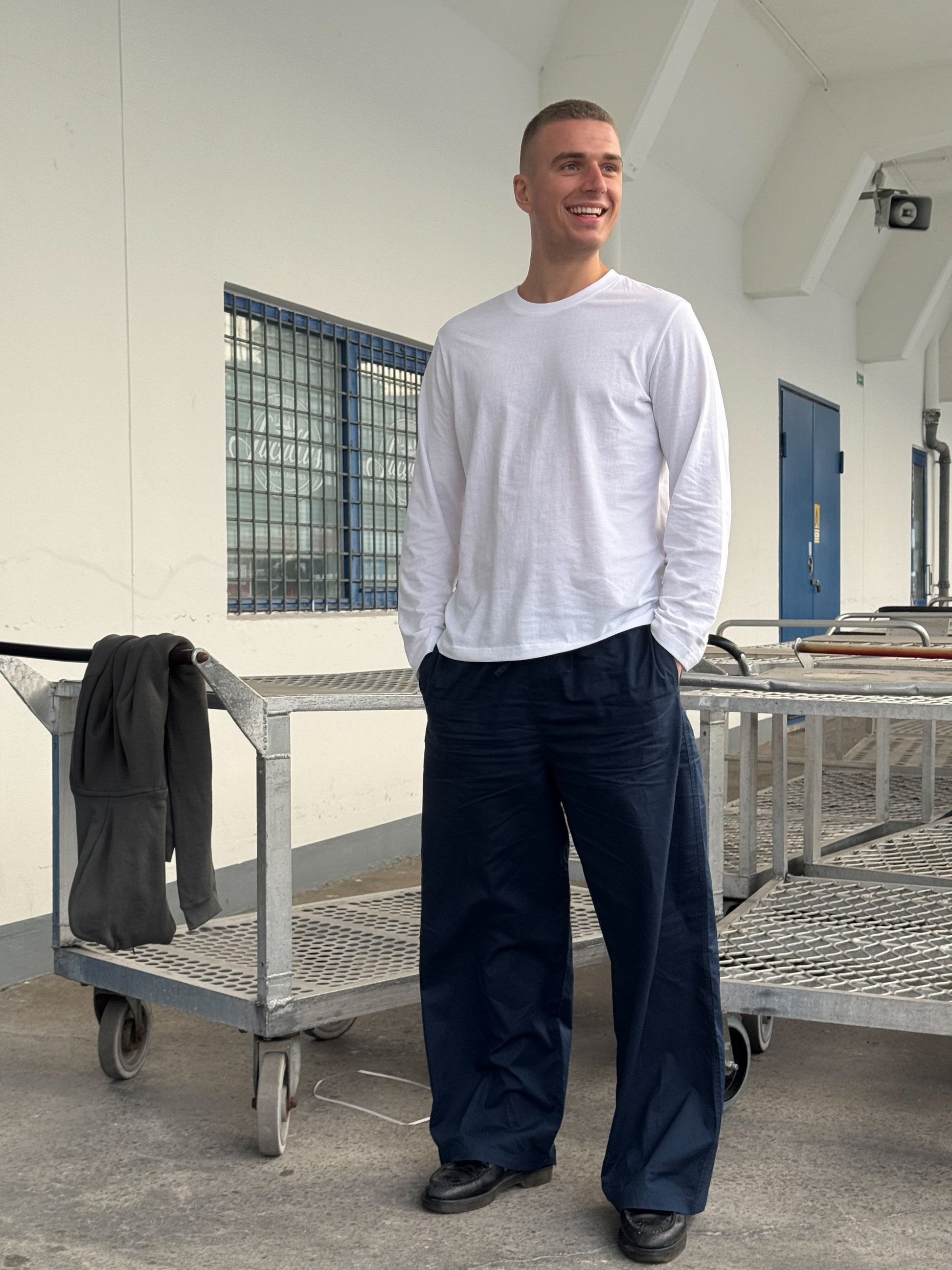 Victor är 195 cm lång och använder storlek XL.