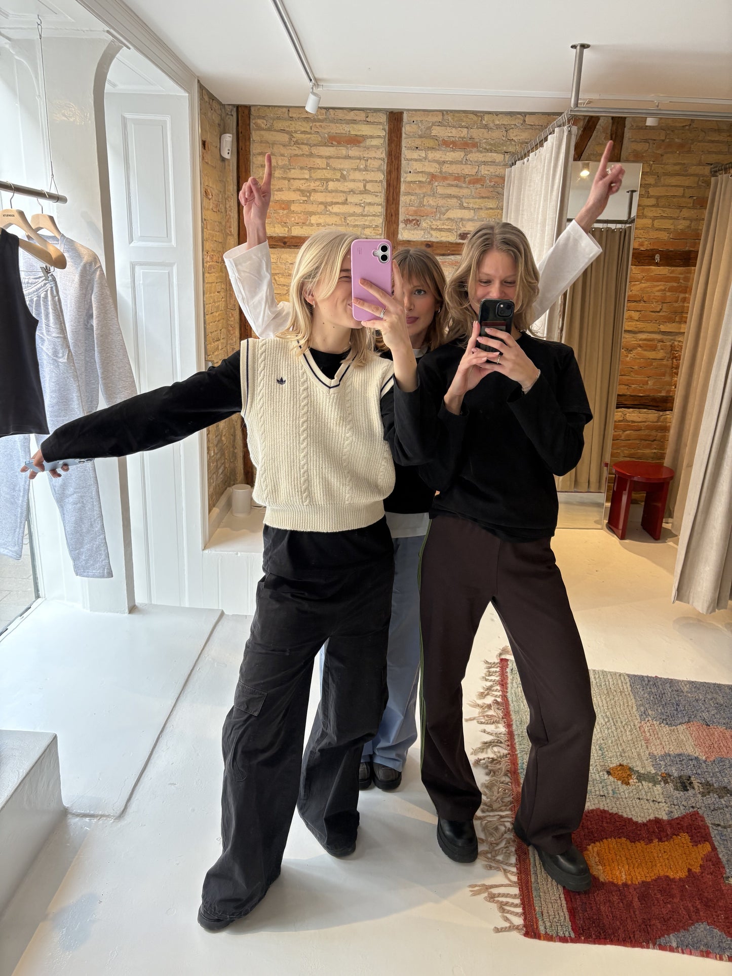 Sofie (t.v.) är 172 cm lång och bär storlek M. | svart