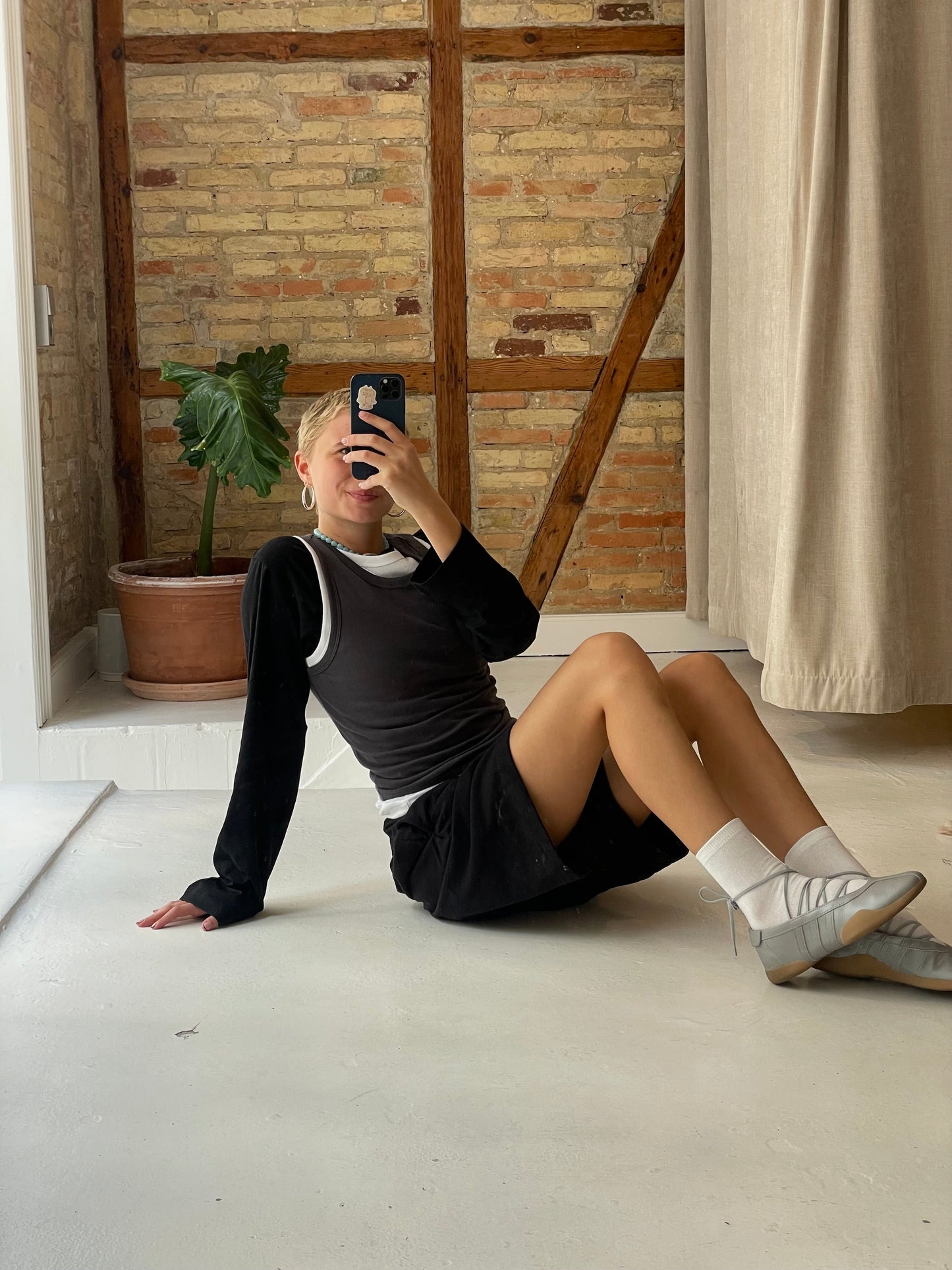 Karoline är 165 cm lång och bär storlek S. | mörkgrå