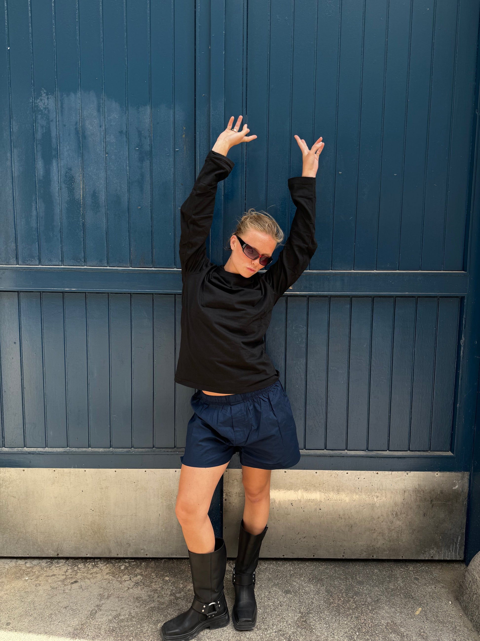 Filuka är 169 cm och bär storlek XS-S. | mörkblå