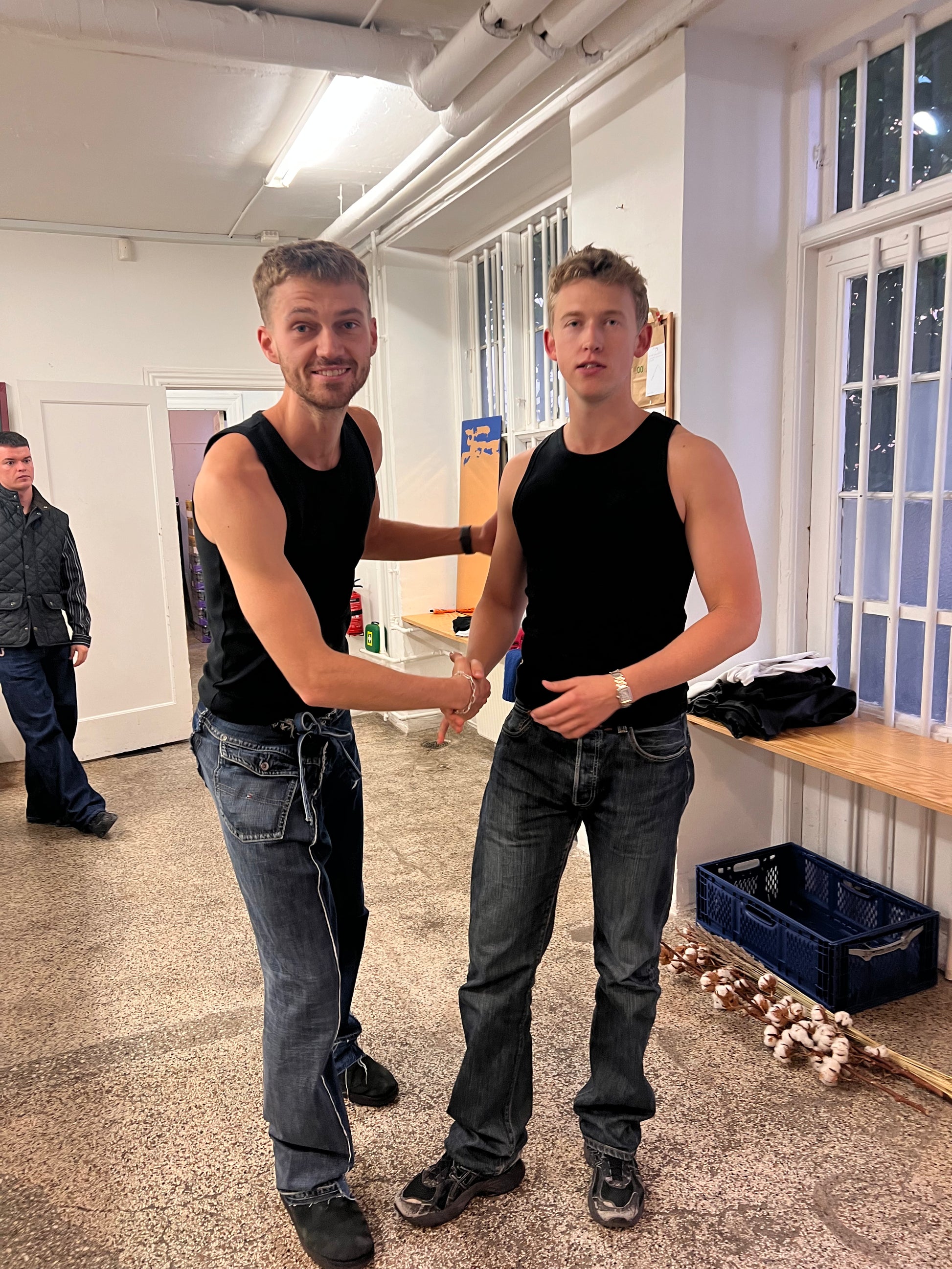 Peter är 188 cm lång och använder storlek L. 