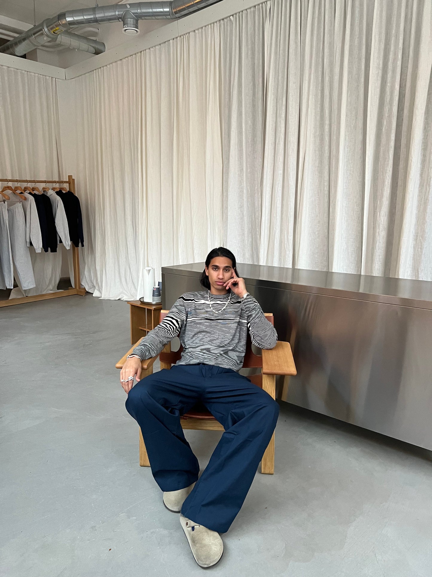 Kevin är 190 cm lång och bär storlek XL. | mörkblå