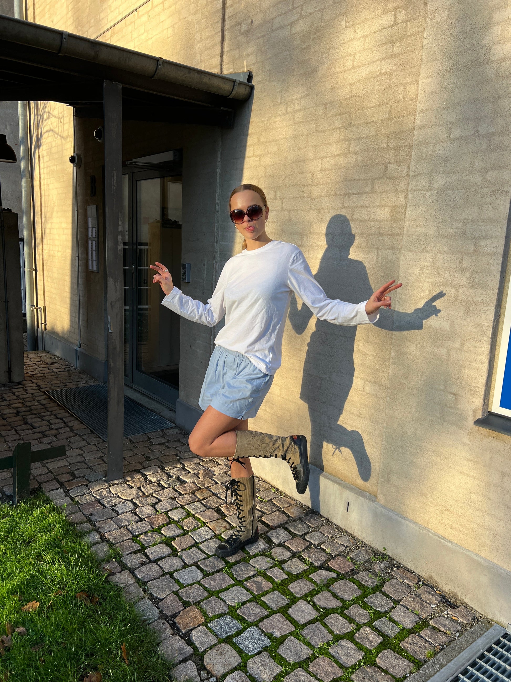 Lea är 178 cm lång och bär storlek M. | vit