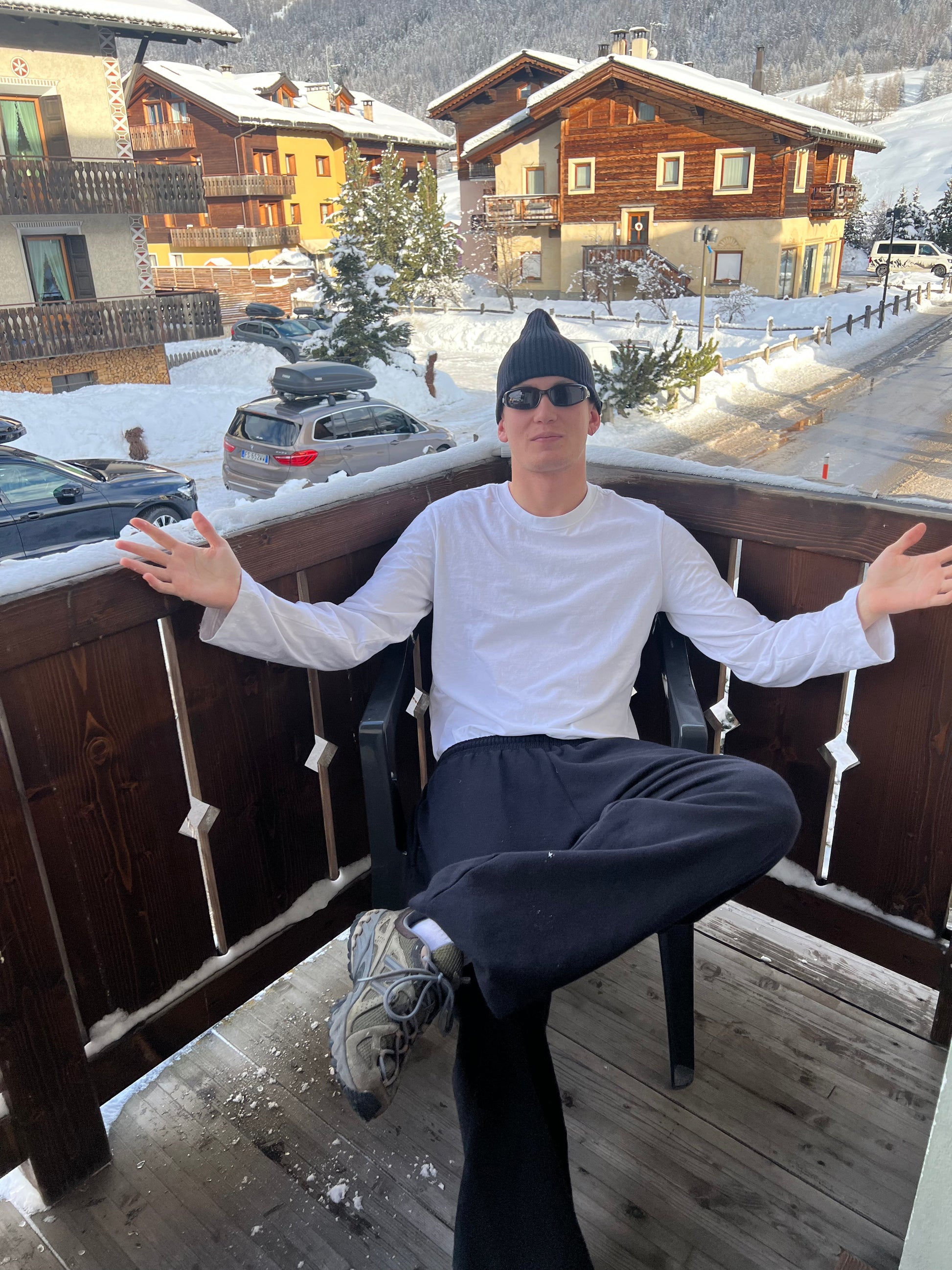 Sigurd är 182 cm lång och bär storlek L. | vit