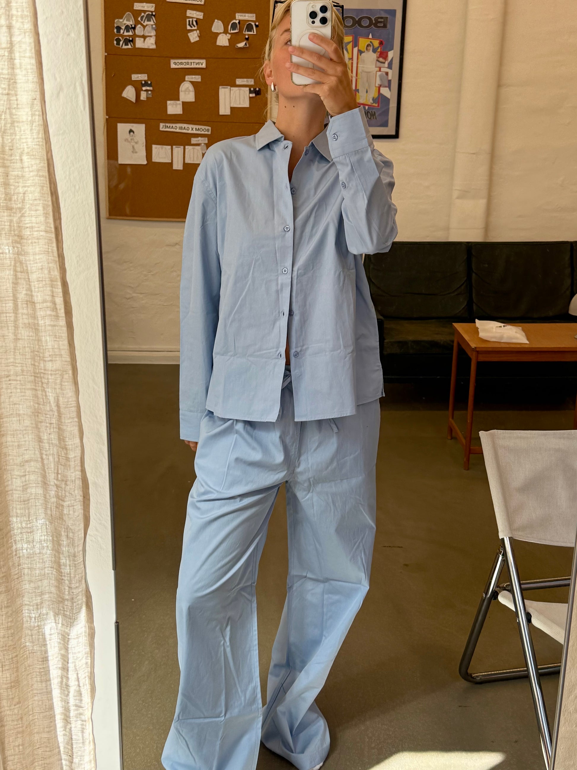 Sofie är 170 cm lång och bär storlek M. | ljusblå