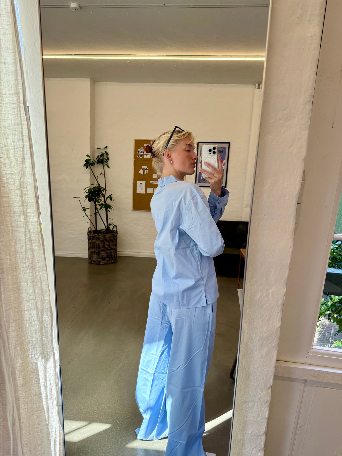 Sofie är 170 cm lång och bär storlek M.