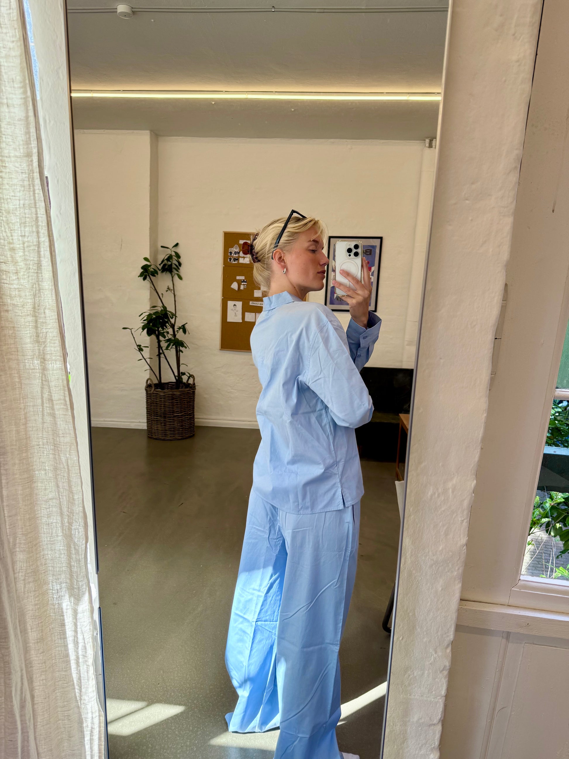 Sofie är 170 cm lång och bär storlek M. | ljusblå