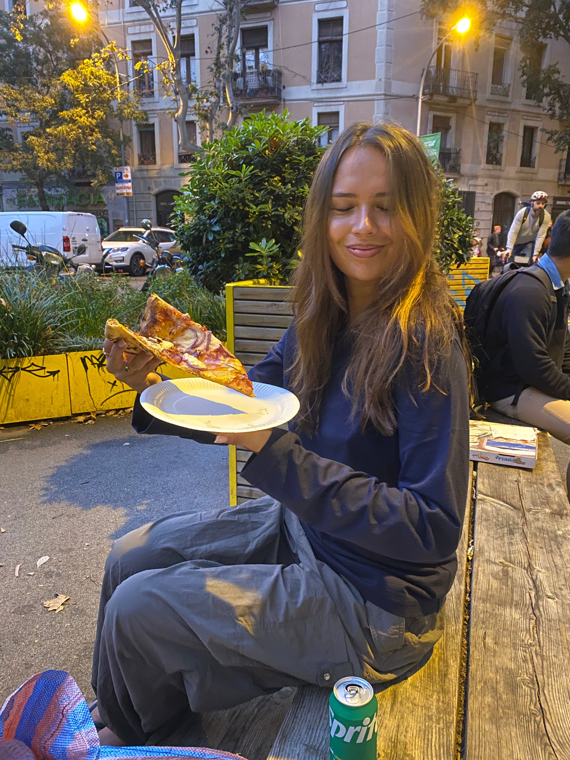 Nadia är 170 cm lång och bär storlek S. | mörkblå