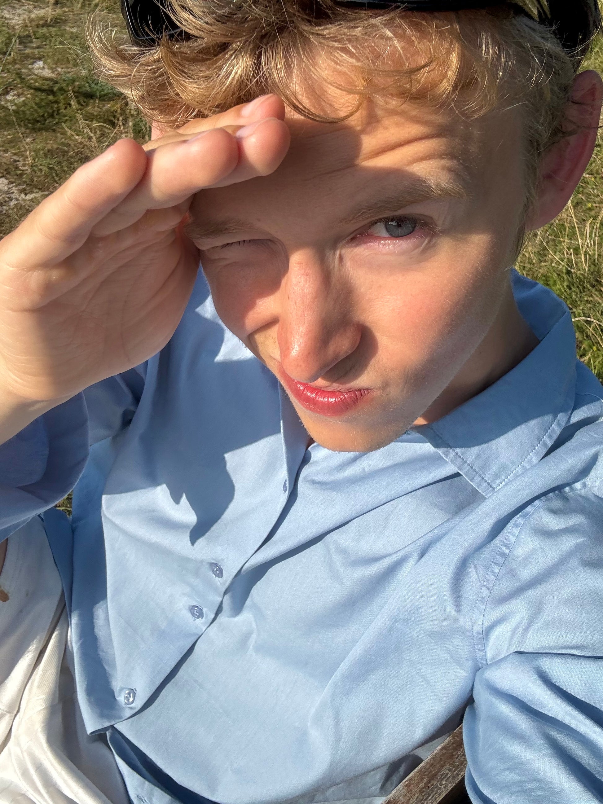 Peter är 188 cm lång och bär storlek L. | ljusblå