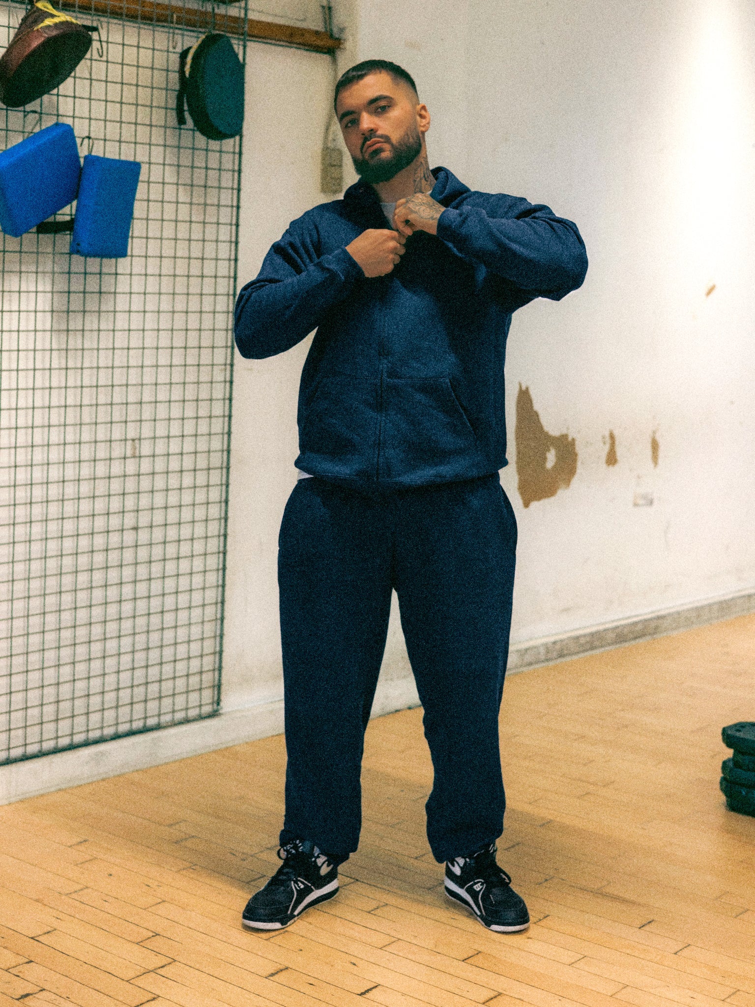 Sune är 183 cm lång och bär storlek L. | med mörkblå